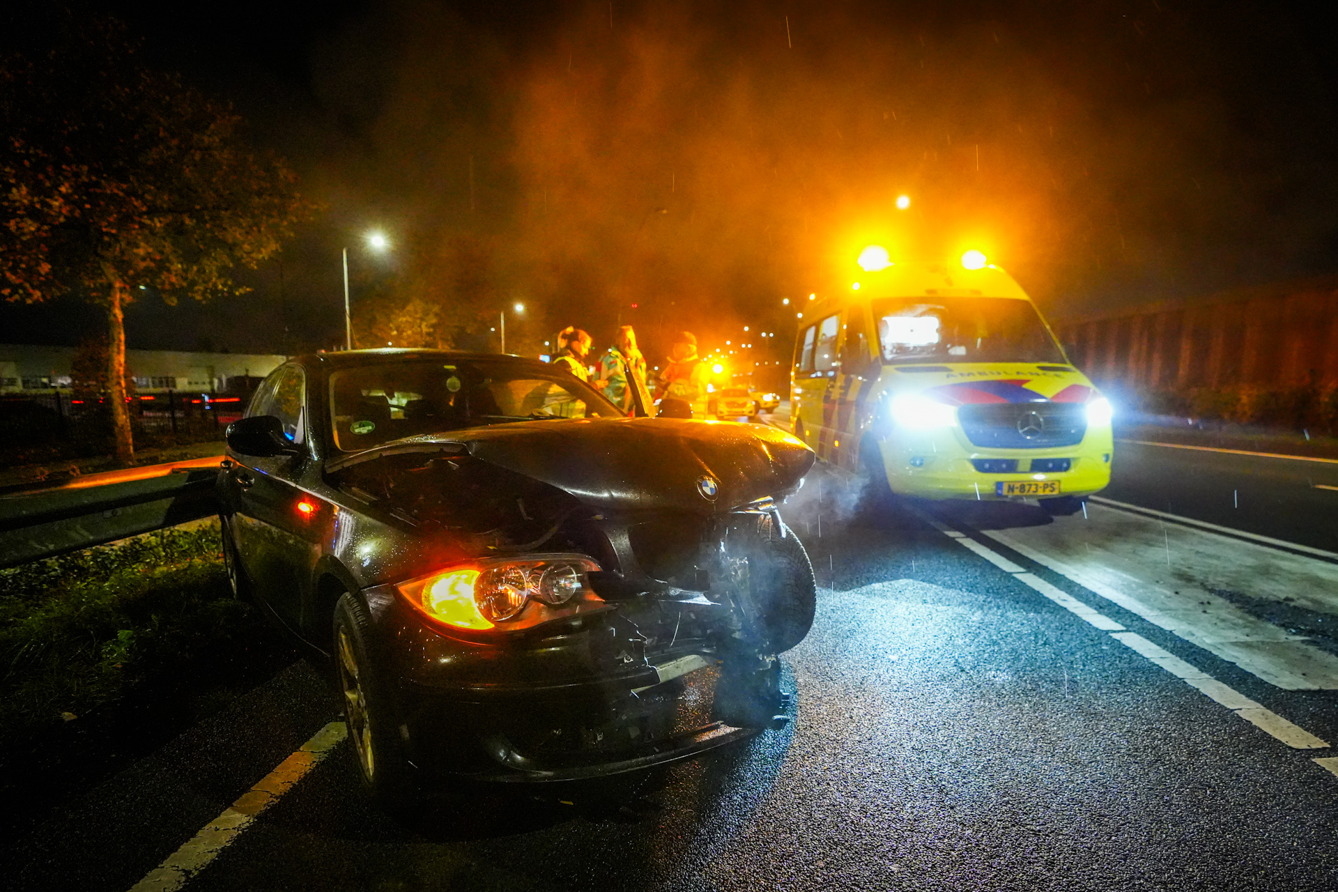 Auto botst frontaal op punt van vangrail