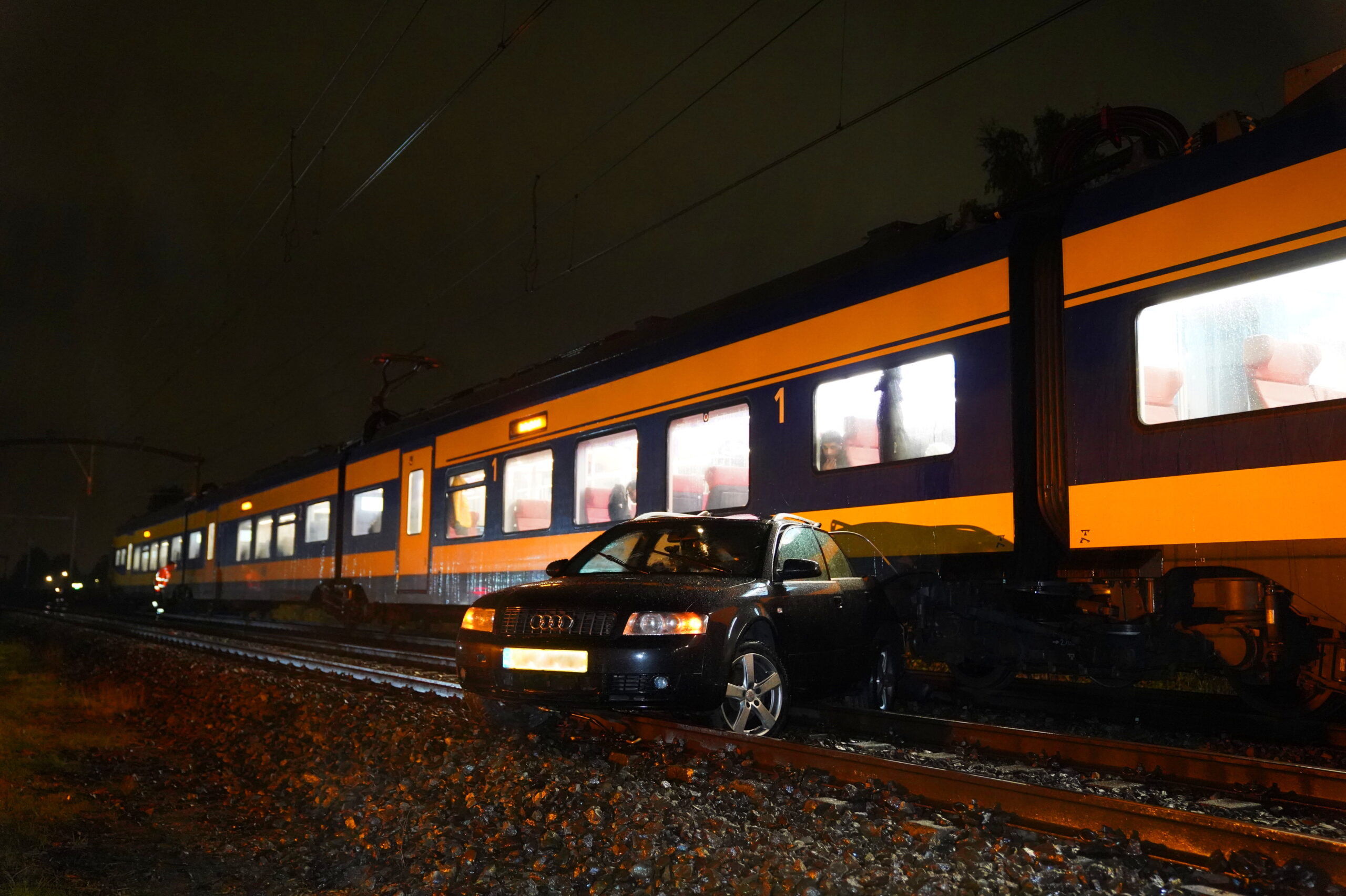 Trein ramt auto op spoor, bestuurder onder invloed
