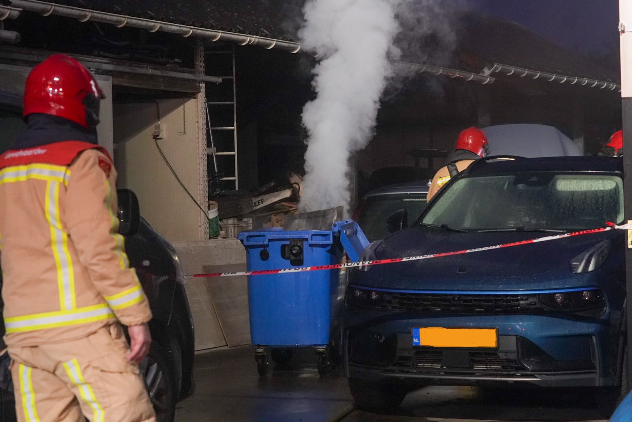 Accu vliegt in de brand bij autobedrijf