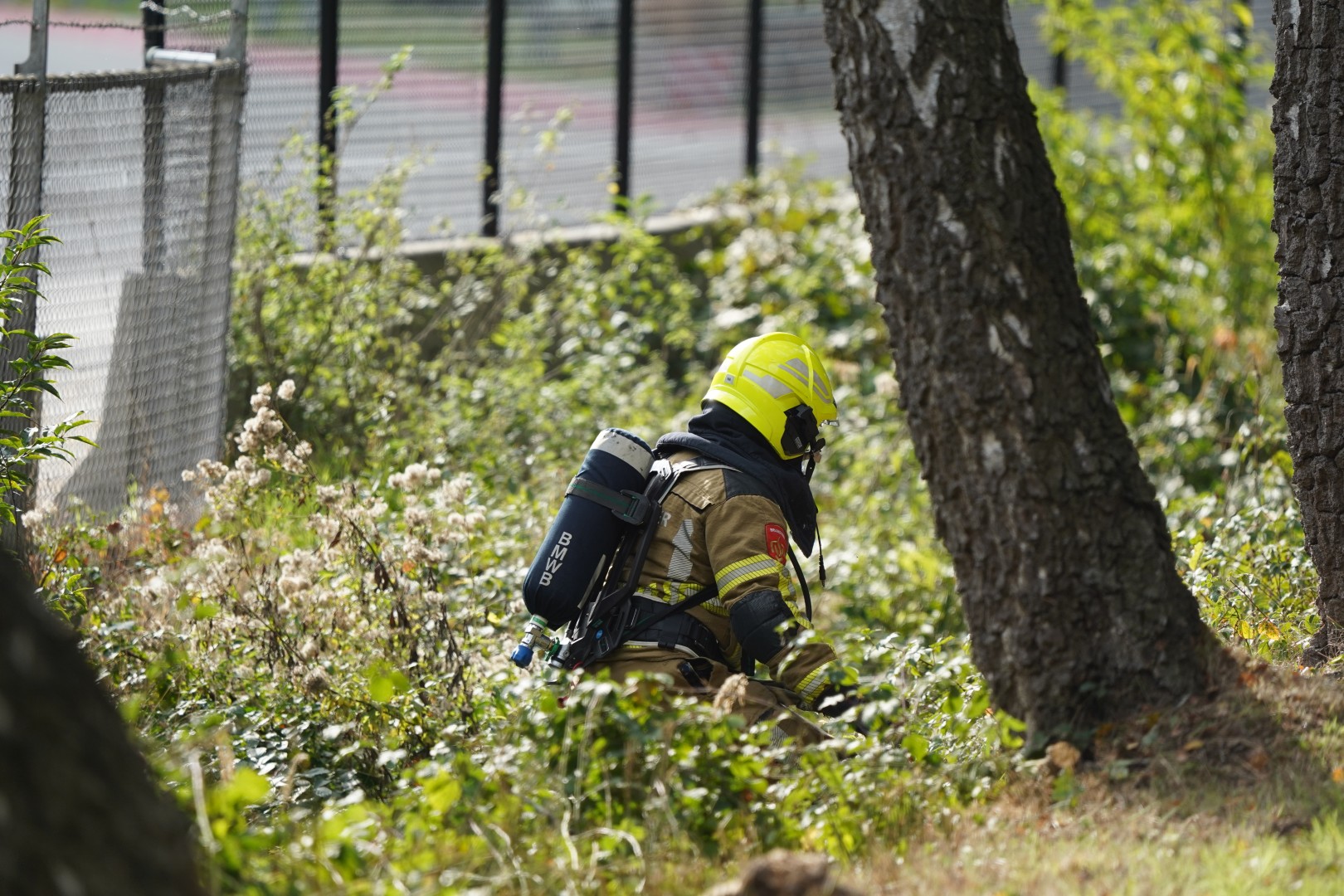 Brandweer onderzoekt onbekende substantie in sloot