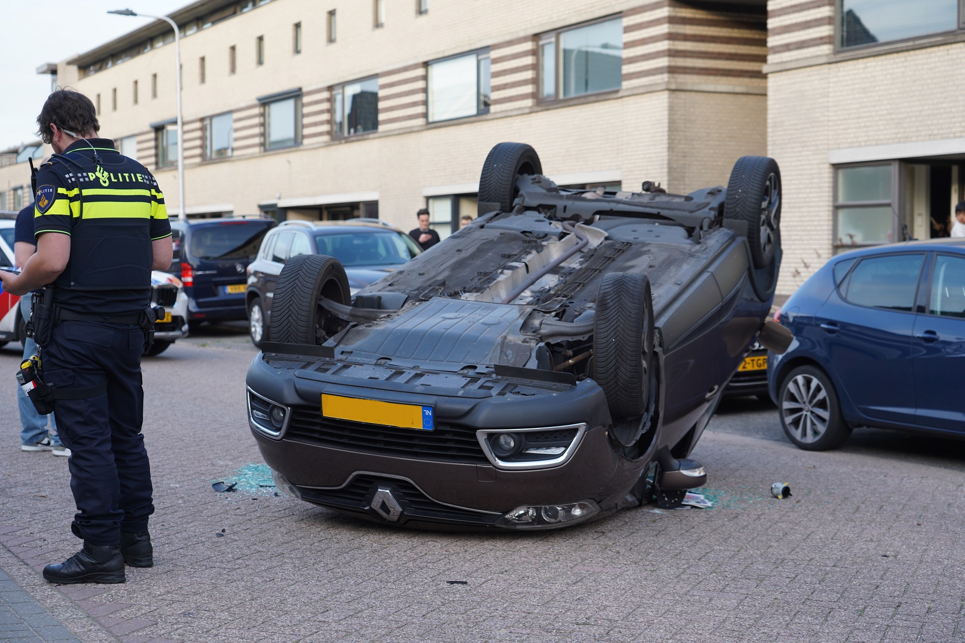 Dronken automobilist slaat met kind in de auto over de kop