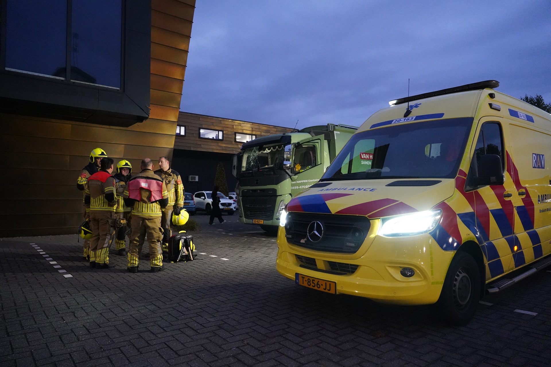 Vuilniswagen rijdt tegen bedrijfspand, twee gewonden