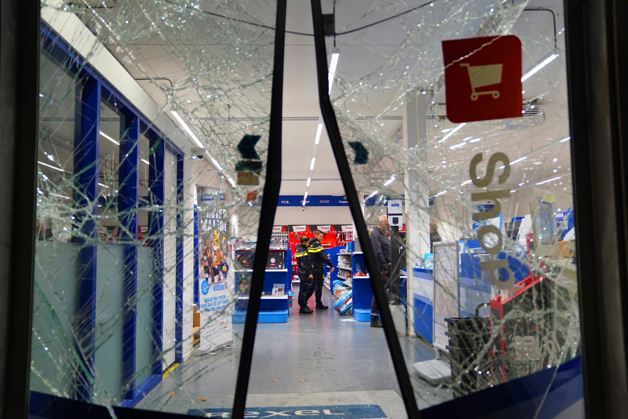 Ramkraak bij elektrowinkel, daders met buit gevlucht