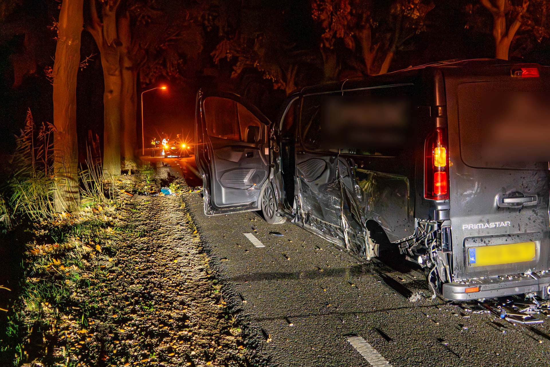 Ravage na botsing tussen busje en auto, bestuurder met politie mee