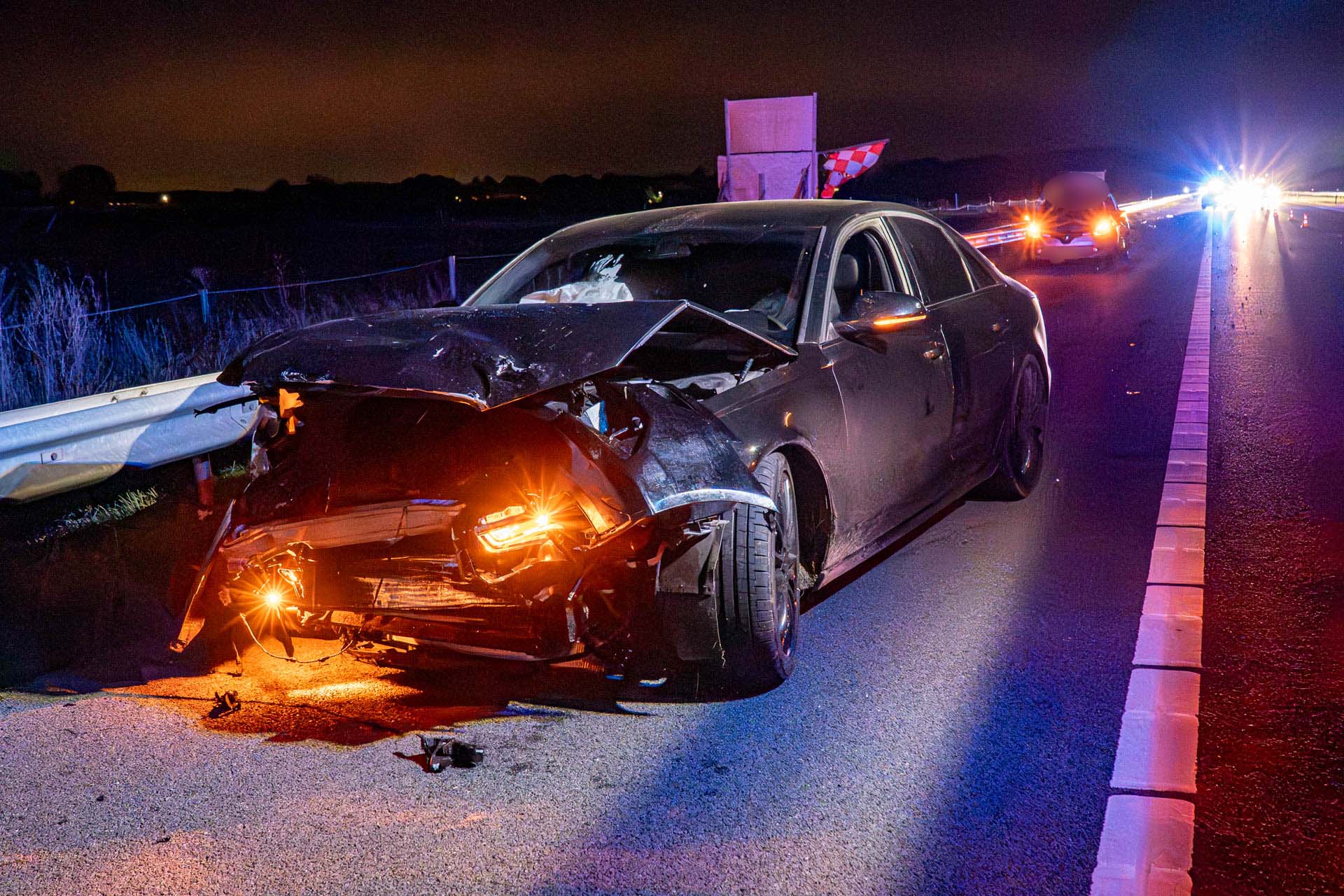 Snelweg uren dicht na ongeval met drie auto’s
