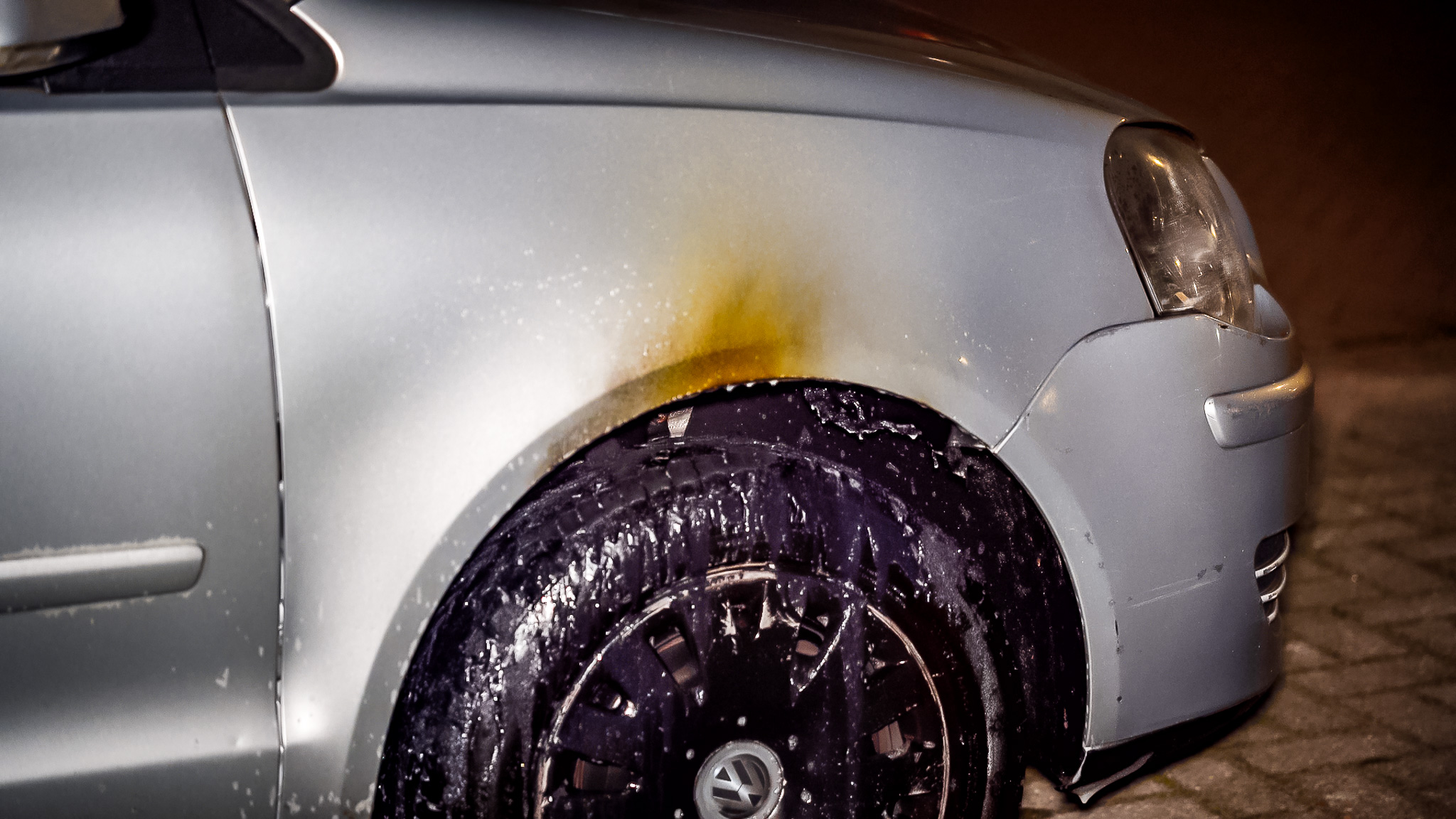 Autobrand snel geblust door agenten