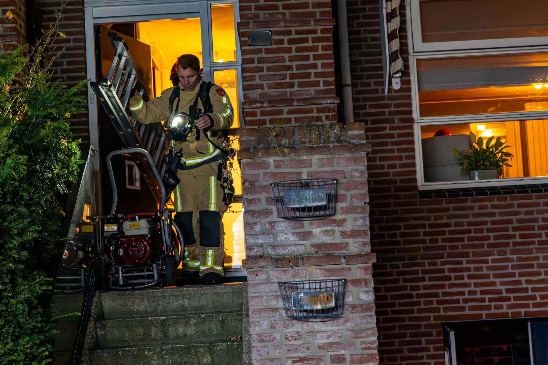 Brand onder overkapping zorgt voor inzet brandweer