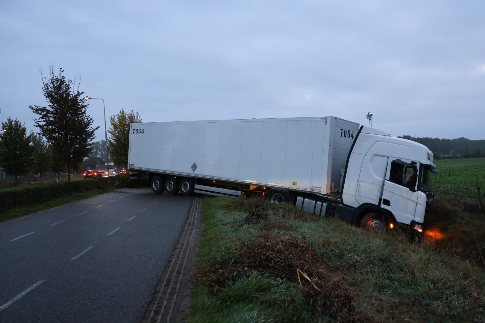 Vrachtwagenchauffeur onder invloed rijdt boom om en belandt in sloot