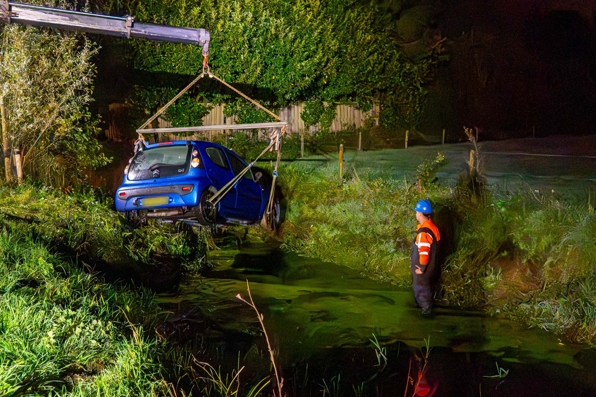 Auto raakt van de weg en belandt in sloot
