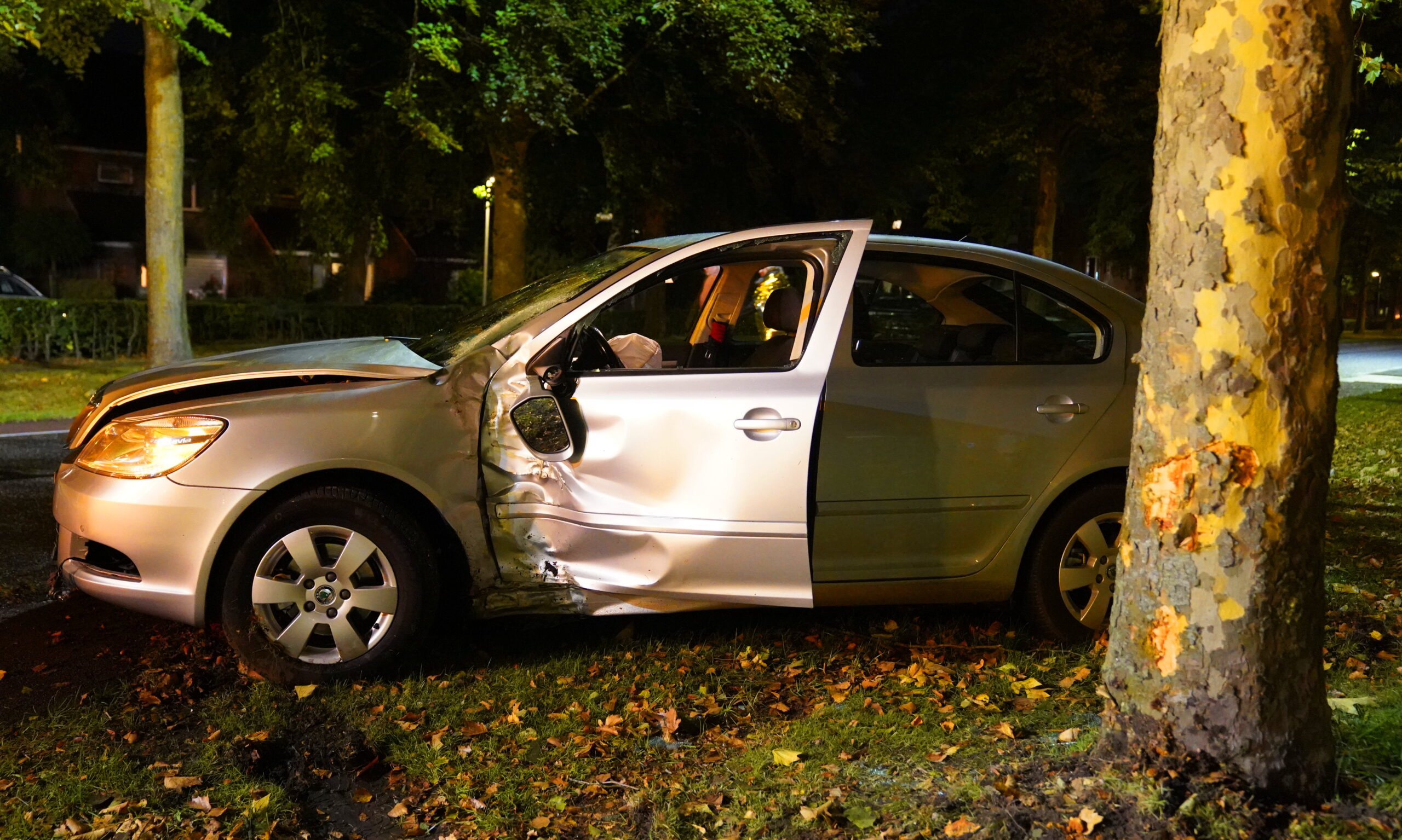 Automobilist gewond na botsing tegen boom