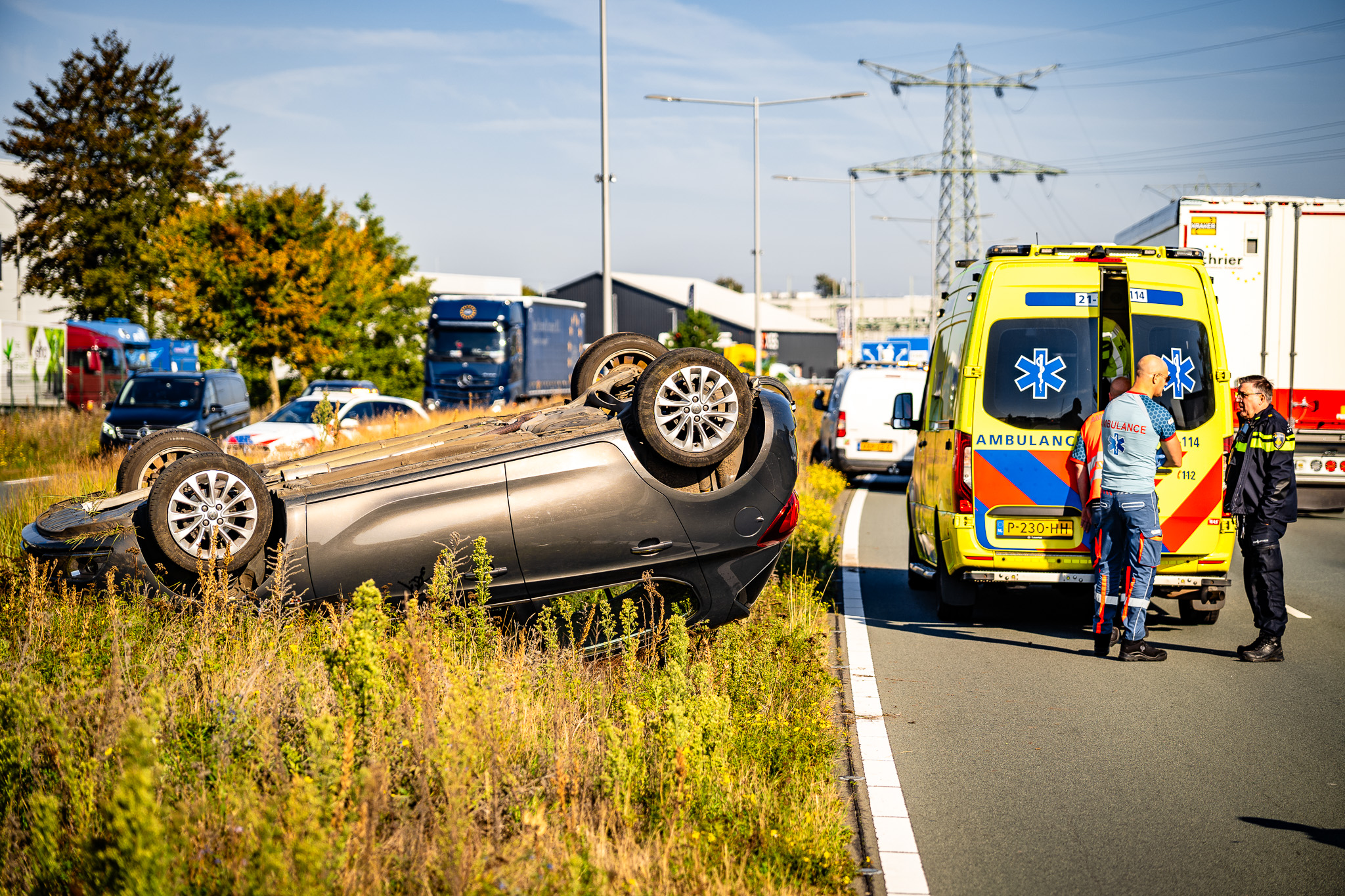 Auto belandt op kop na botsing met vrachtwagen