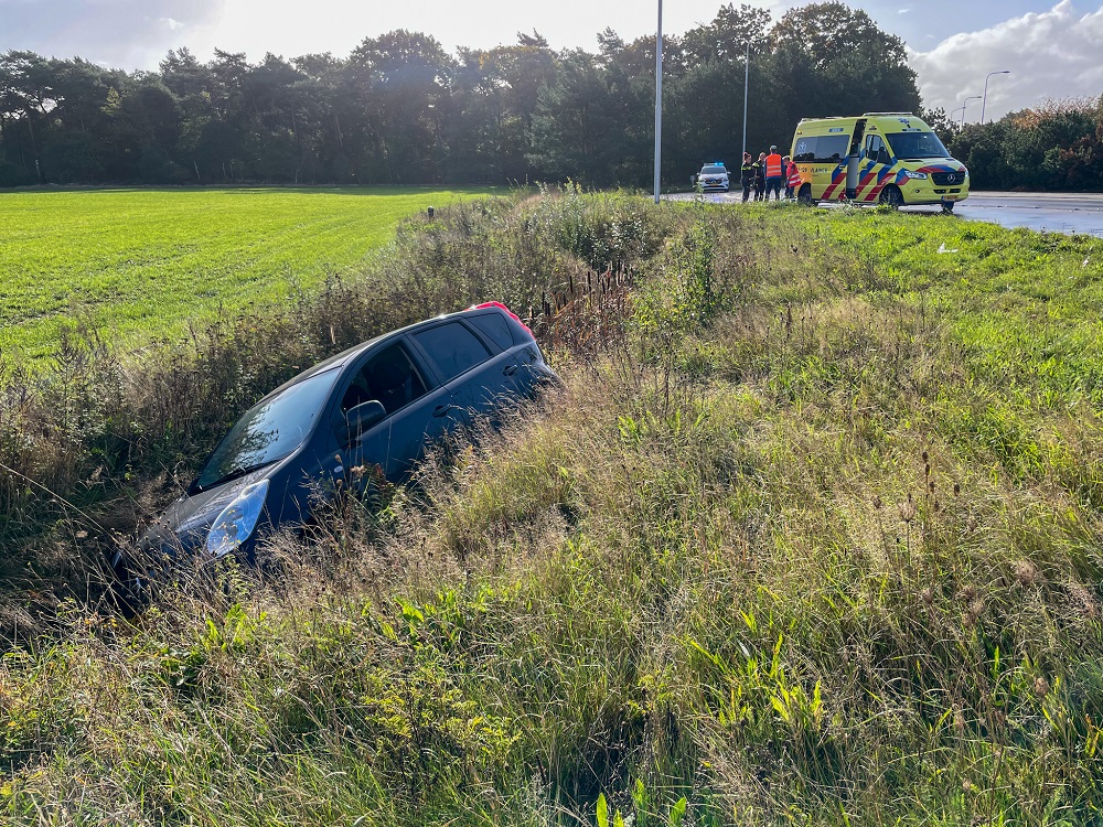 Automobiliste raakt macht over stuur kwijt en belandt in sloot
