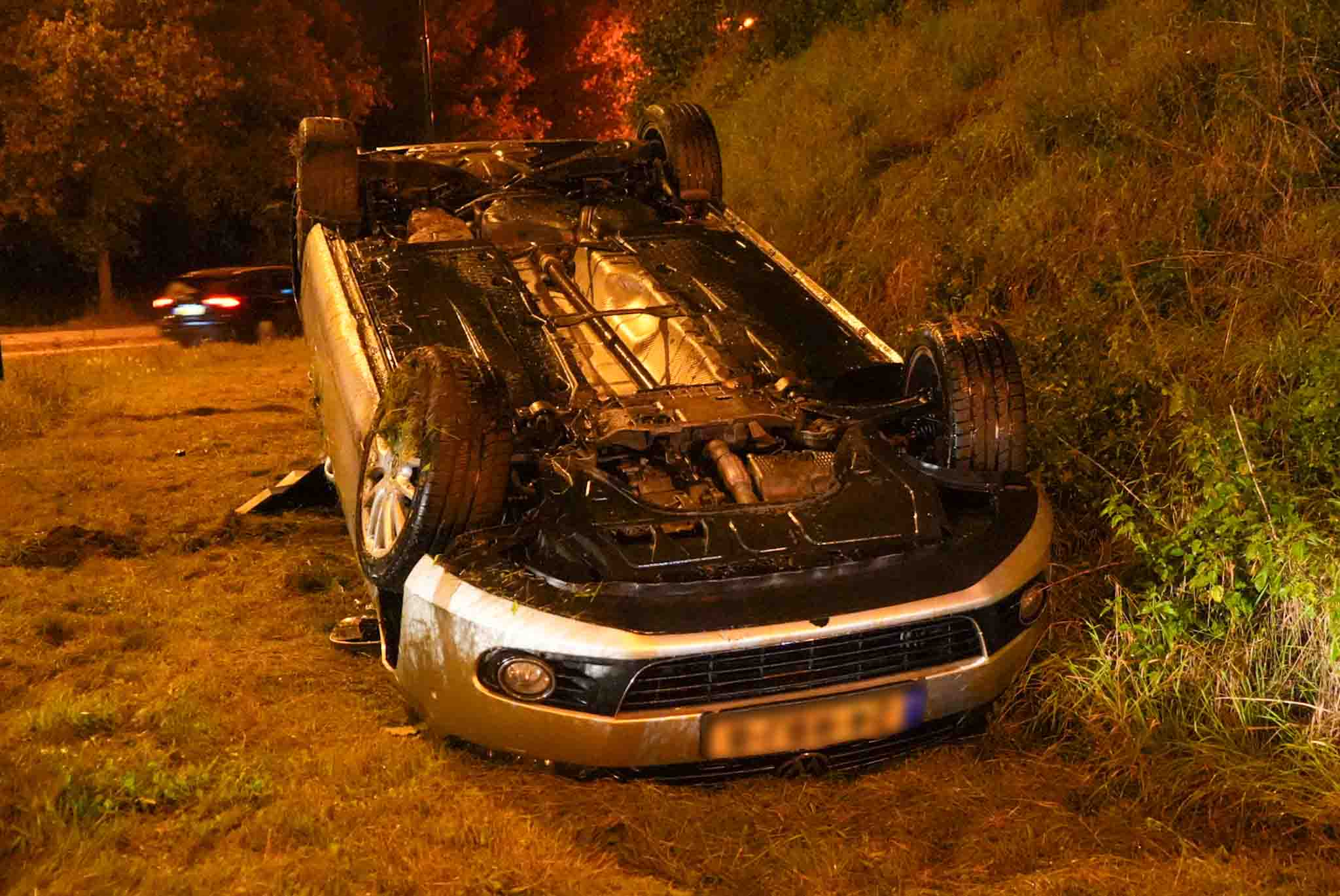 Auto over de kop, politie stuit op sloffen sigaretten