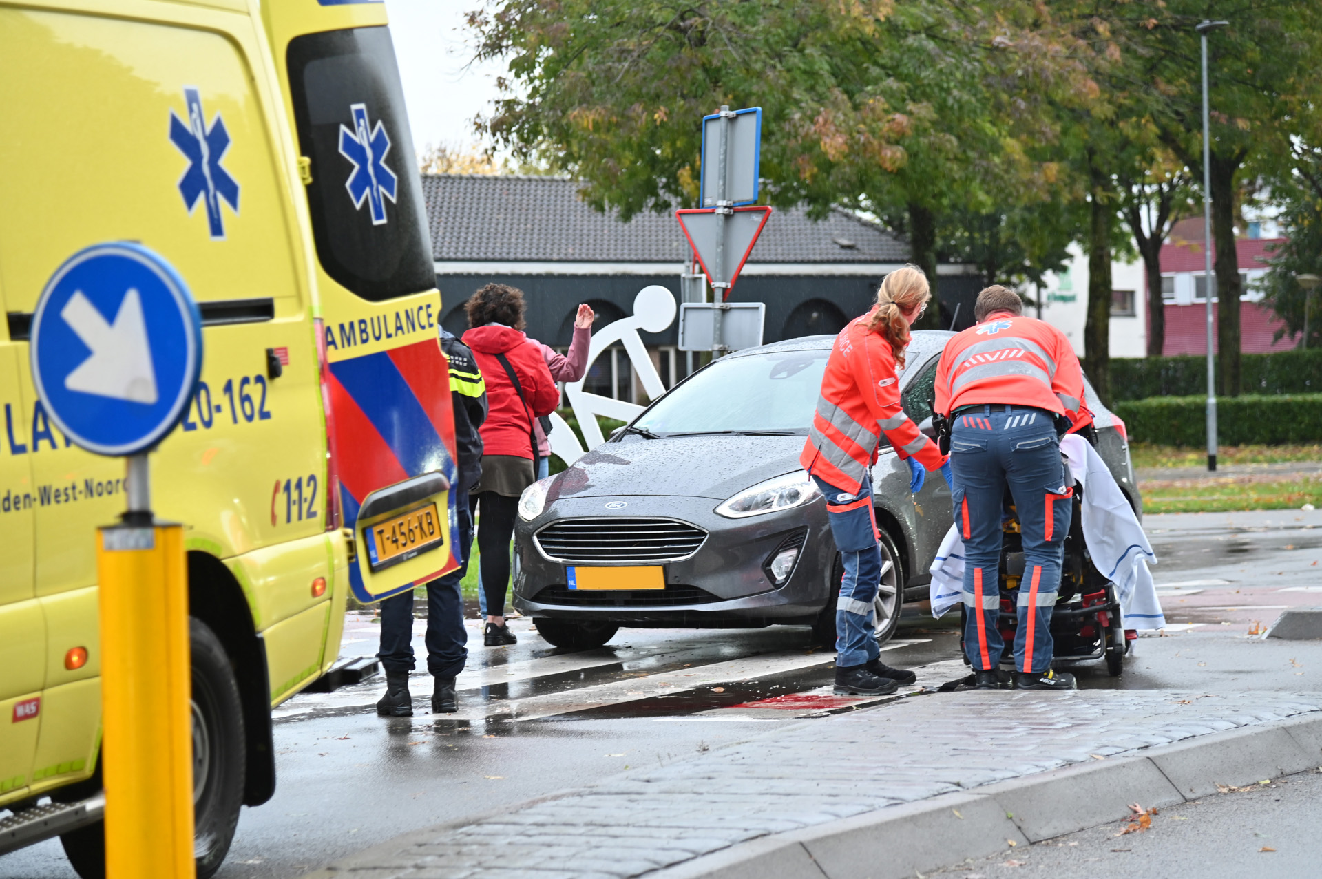 Fietser geschept door auto, slachtoffer gewond naar ziekenhuis