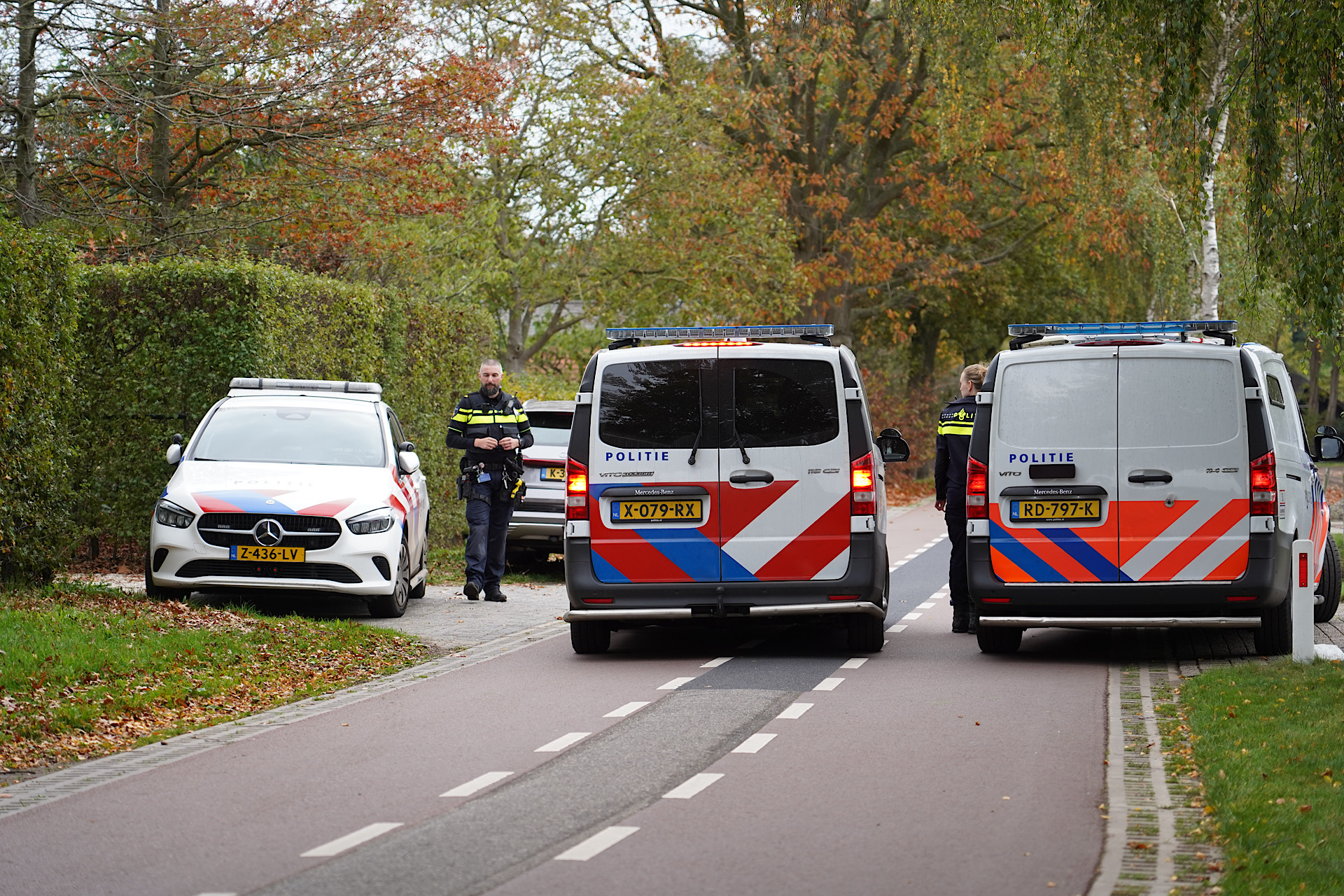 Politieheli zoekt naar man in grijze jas