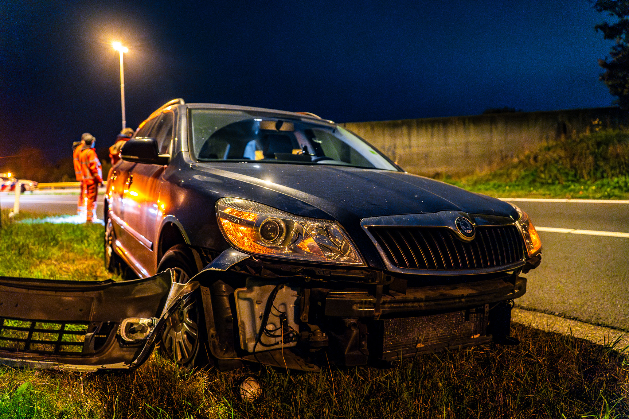 Auto, bestelbus en vangrail beschadigd bij ongeval