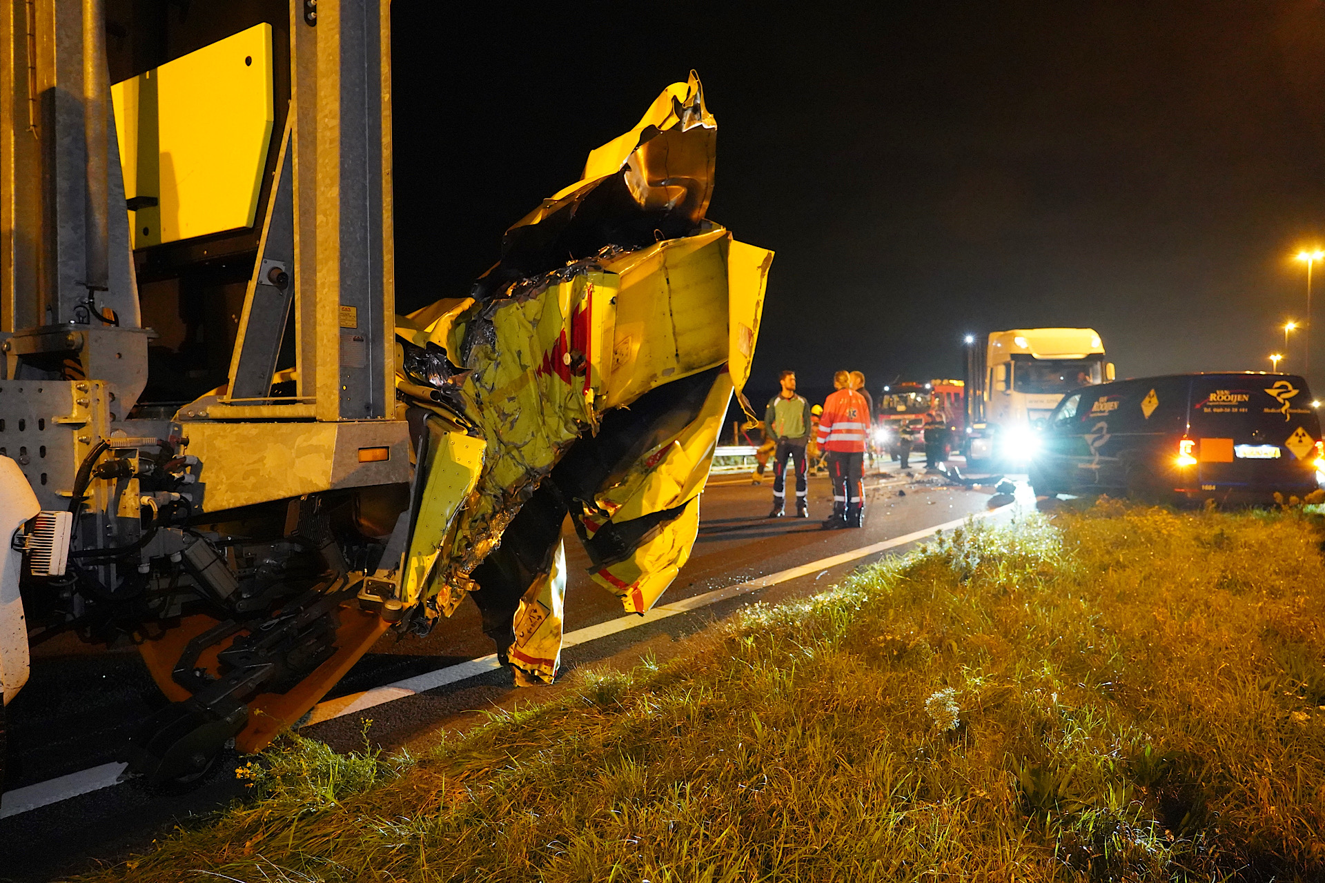 Grote ravage op A58: bestelbus botst op pijlwagen