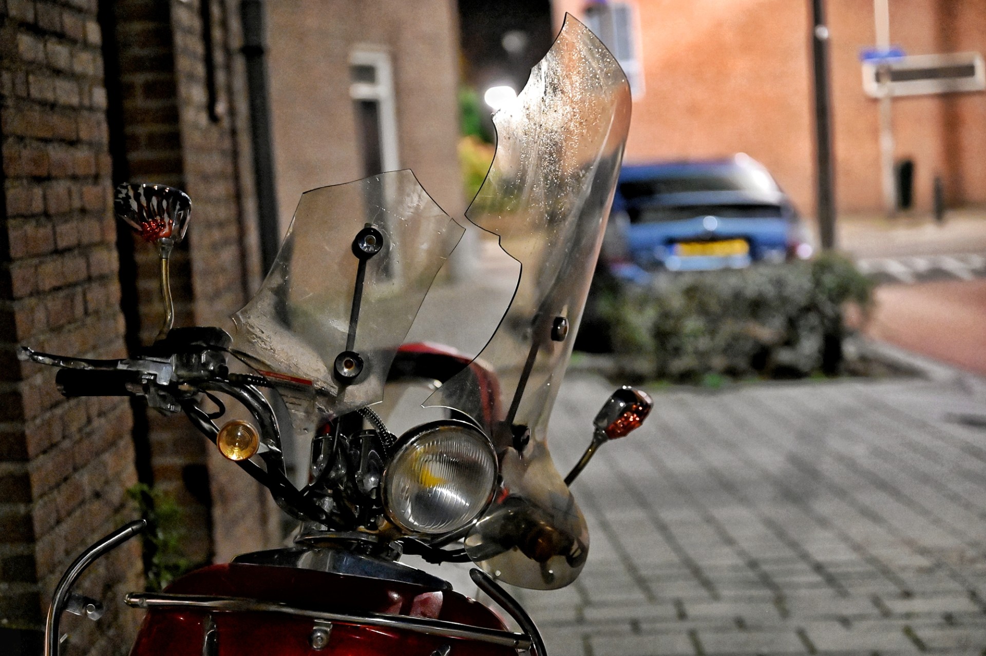 Vrouw van scooter geduwd tijdens poging beroving