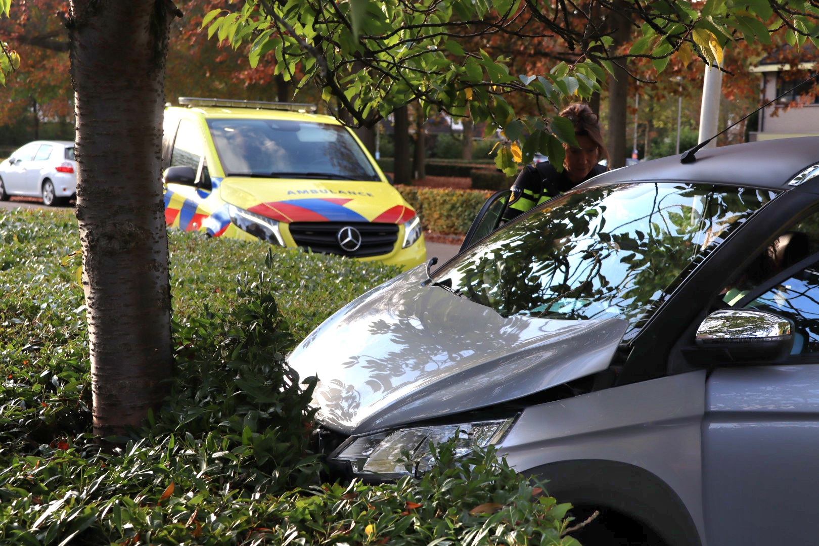 Brommobiel raakt van de weg en ramt haag, twee gewonden