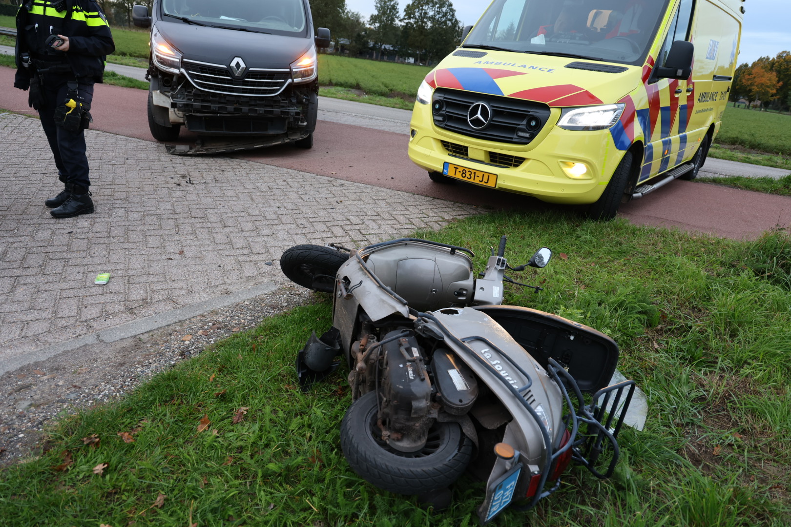 Scooterrijder geschept door afslaande bestelbus