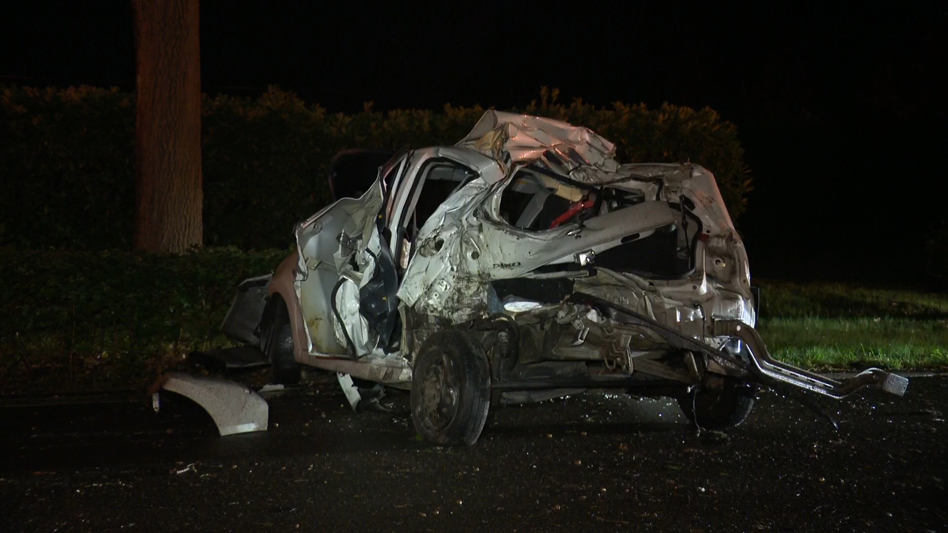 Auto crasht tegen bomen, bestuurder gewond