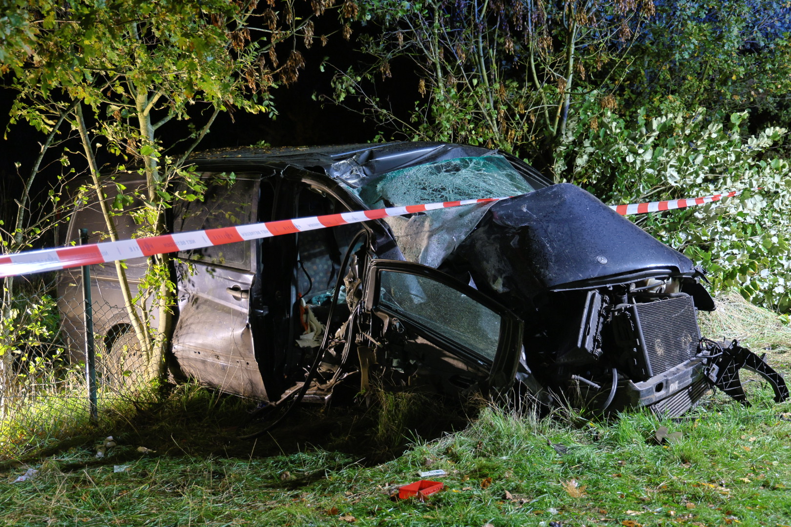 Bestuurder van bestelbus zwaargewond bij eenzijdig ongeval