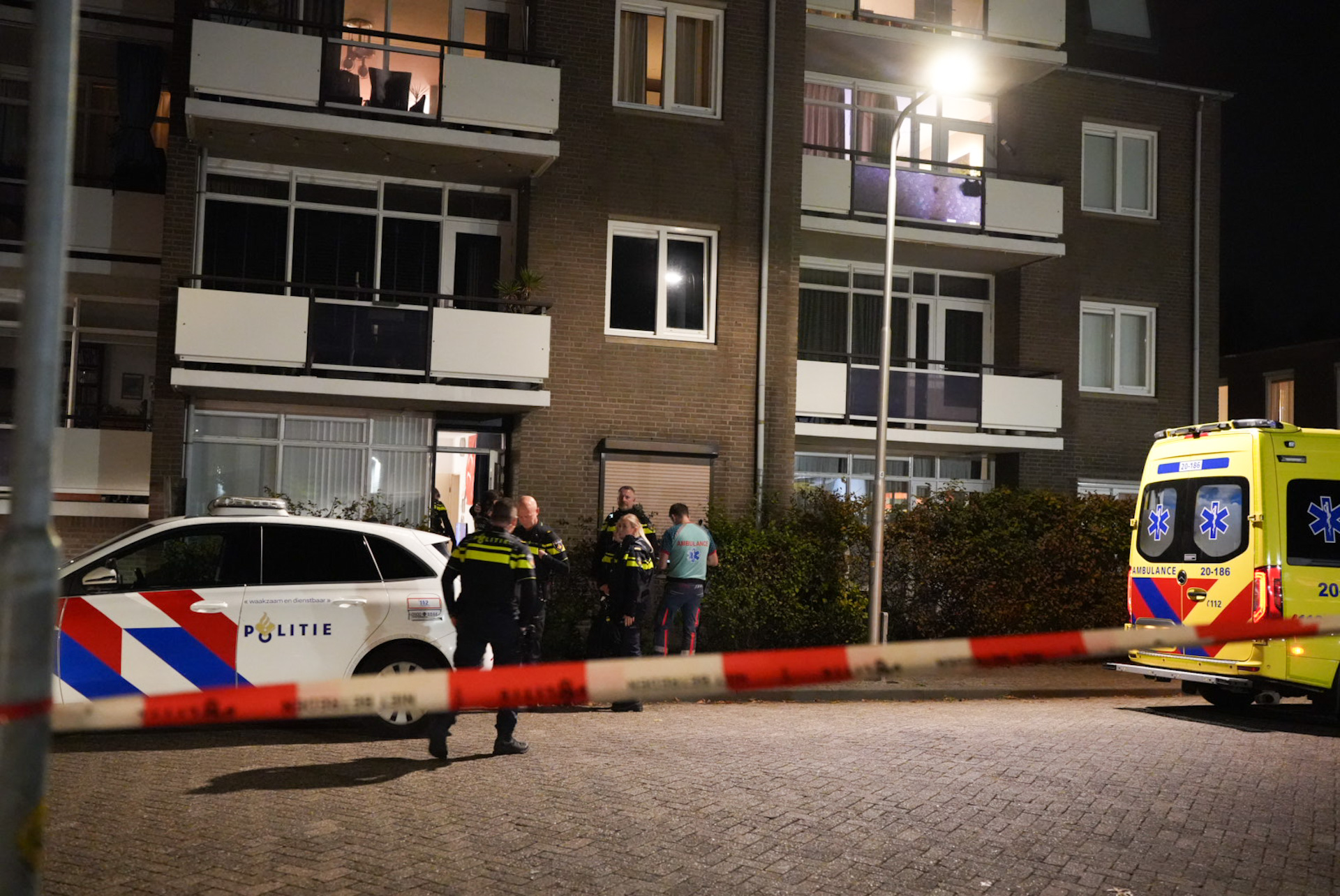 Bewoner geslagen en bedreigd met vuurwapen tijdens overval