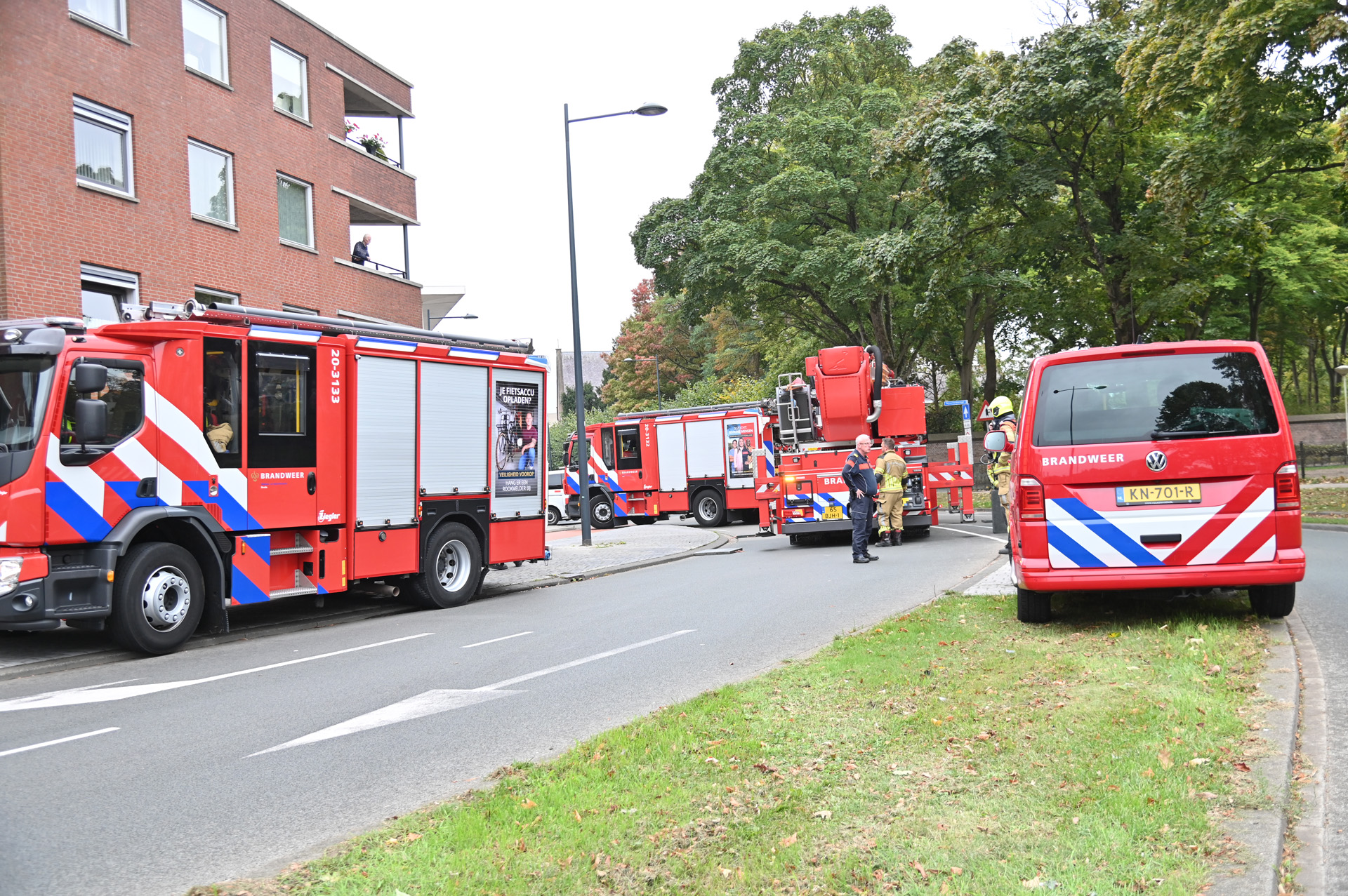 Vrouw nagekeken na woningbrand, straat tijdelijk afgesloten