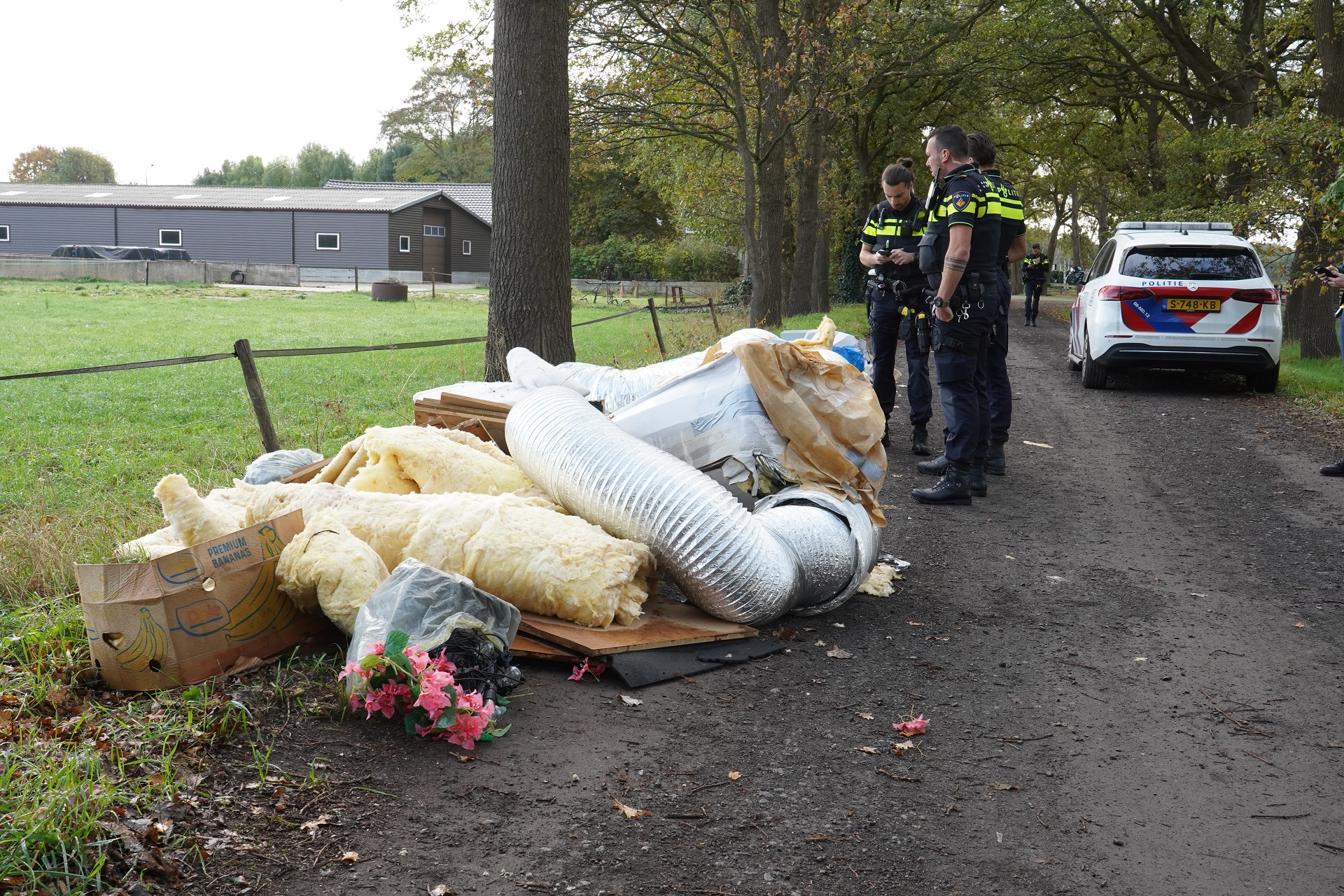Grote lading hennep afval gedumpt in buitengebied