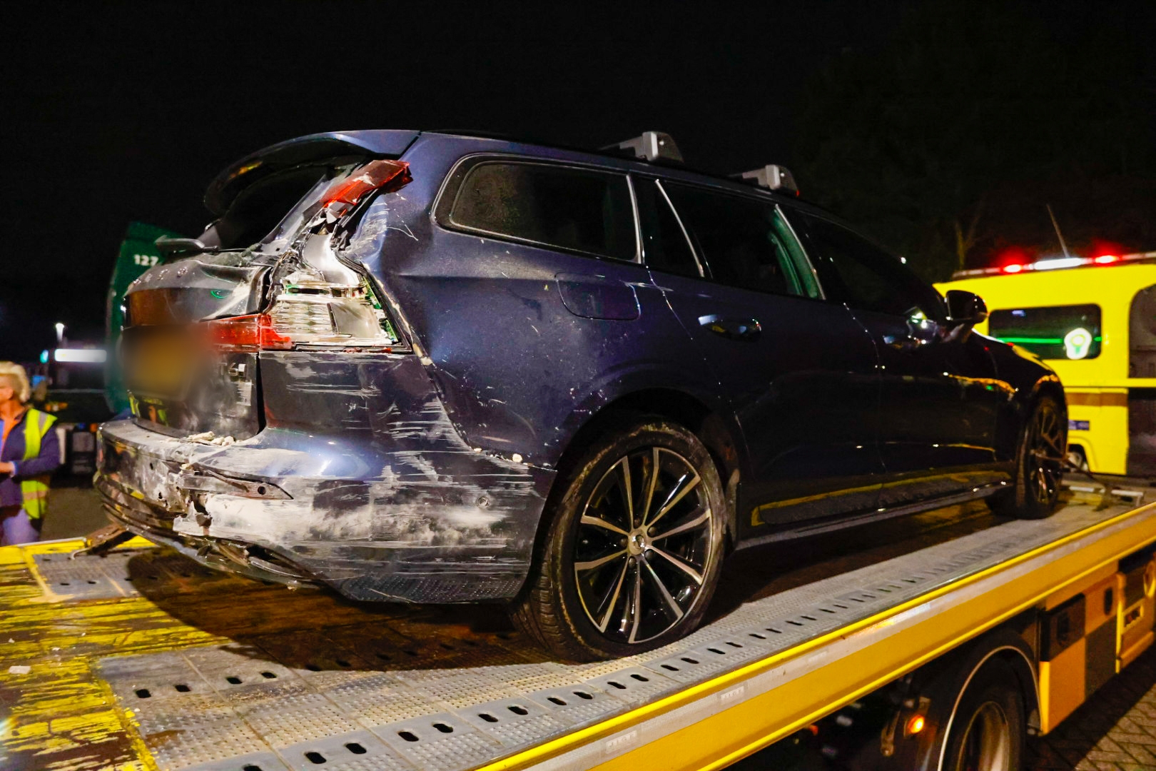 Bestuurder rijdt per ongeluk door muur van tankstation