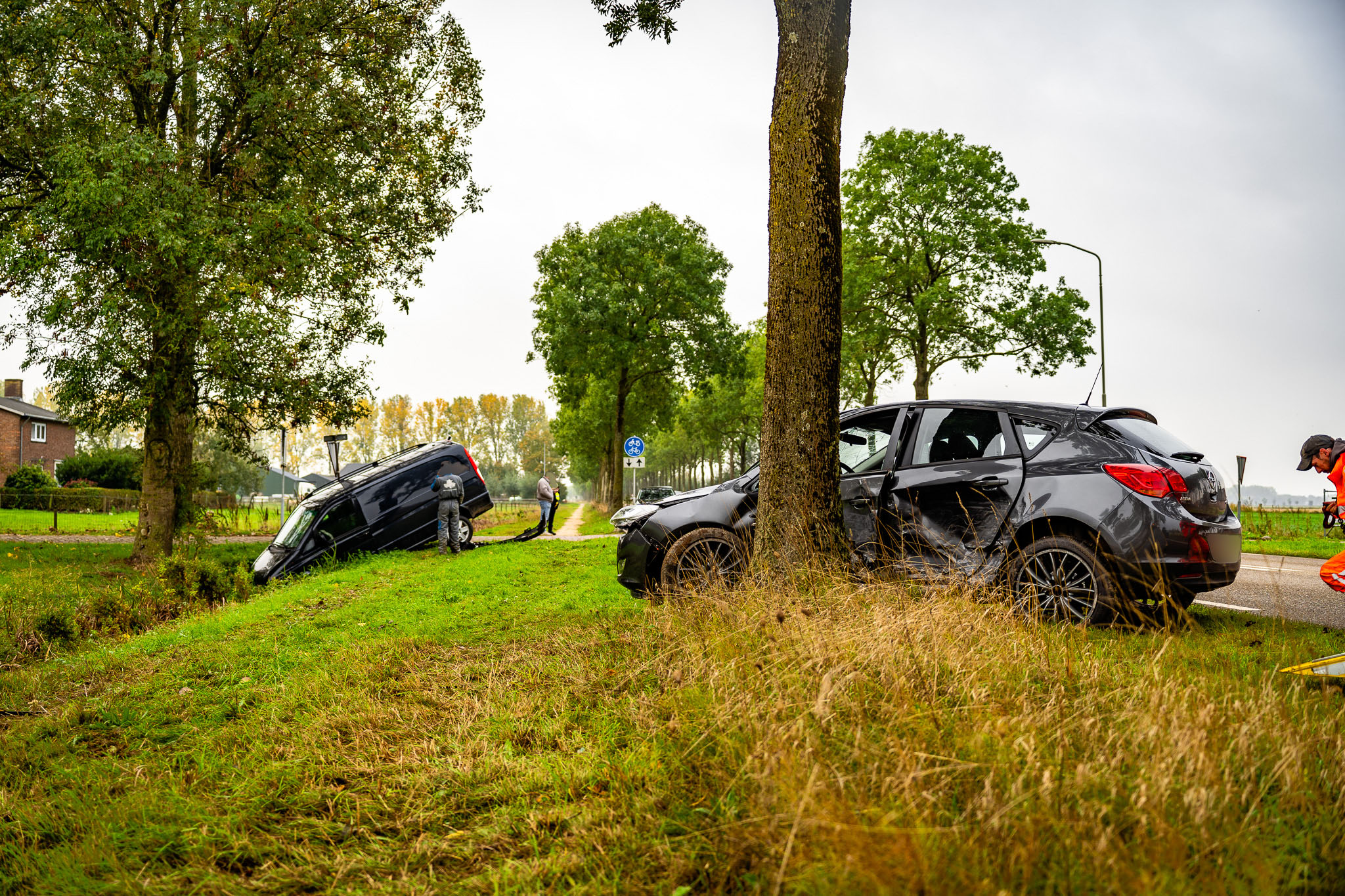 Bestuurder naar ziekenhuis na botsing tussen auto en bestelbus
