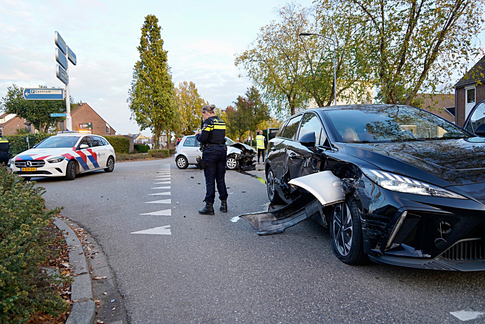 Twee auto’s botsen op kruispunt, één persoon gewond