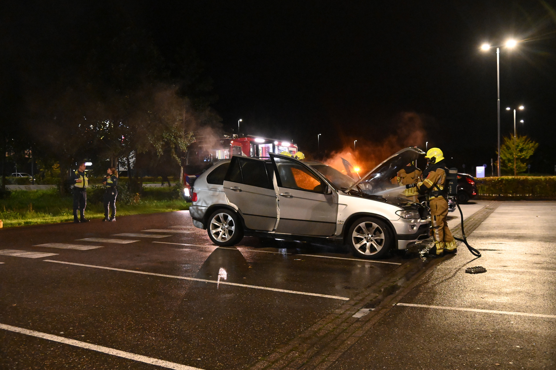 Auto uitgebrand; brandweer vindt kannetje benzine in voertuig
