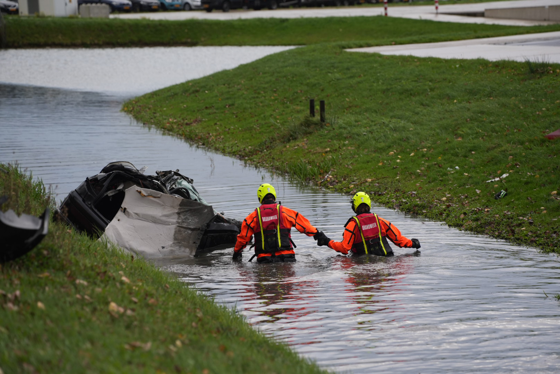 Bestuurder (43) overlijdt nadat auto bomen raakt en in sloot belandt