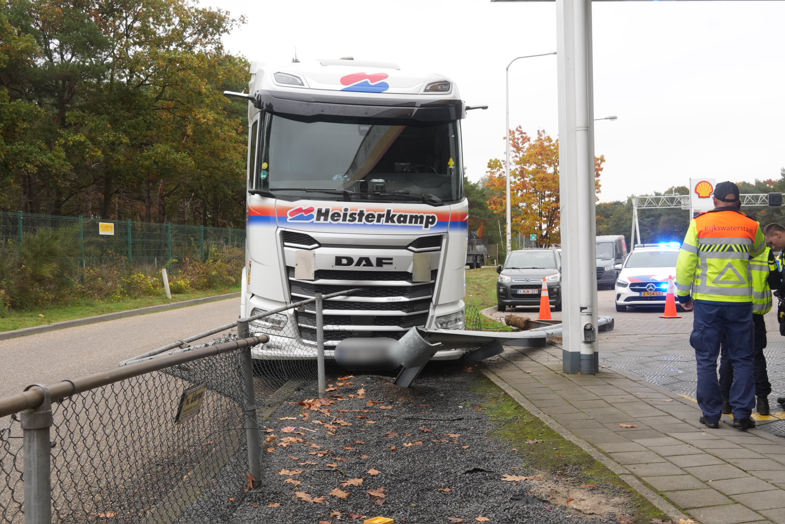 Vrachtwagen botst tegen vangrail bij tankstation