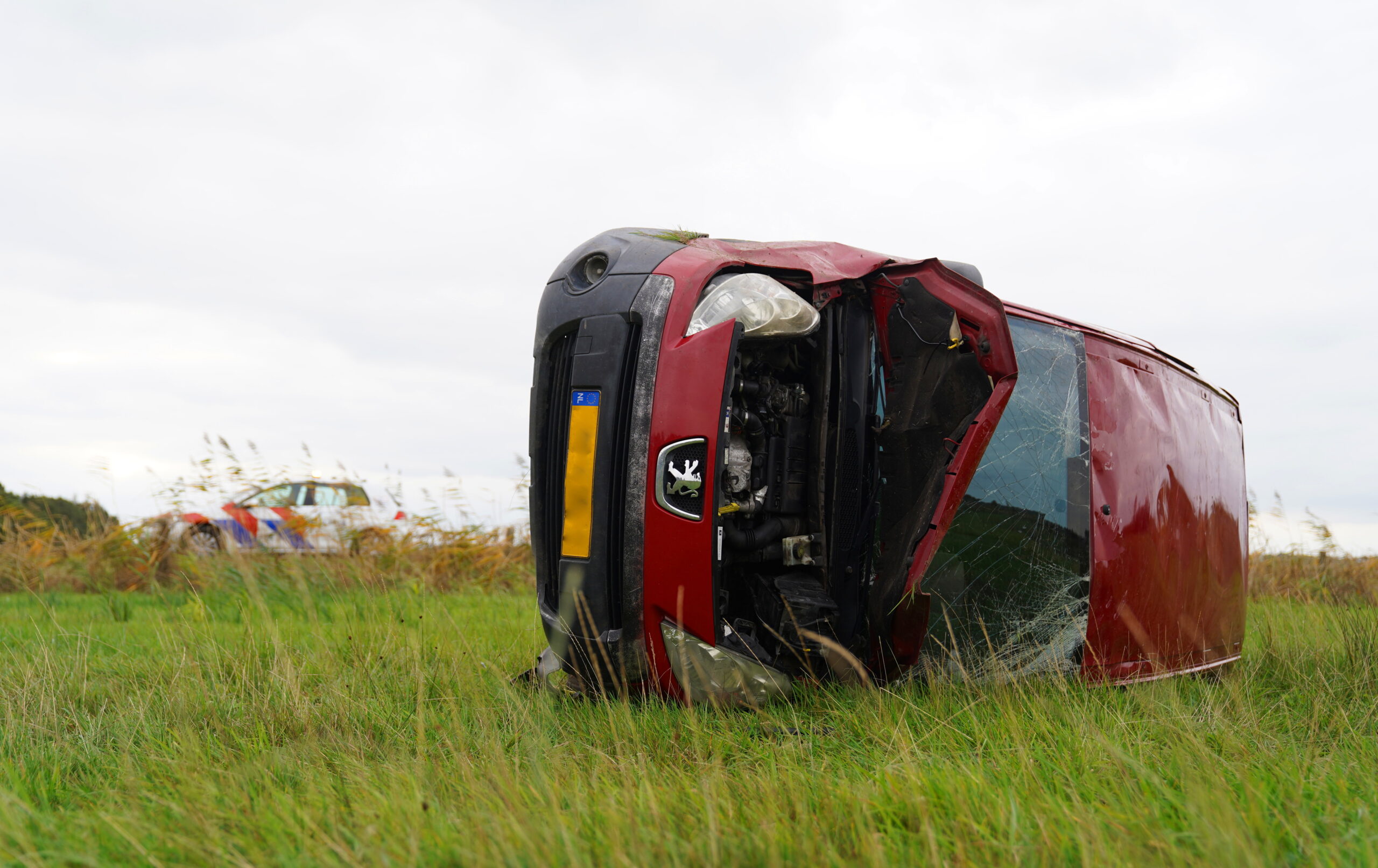 Automobilist onder invloed belandt in weiland, wielrenner ontsnapt ternauwernood