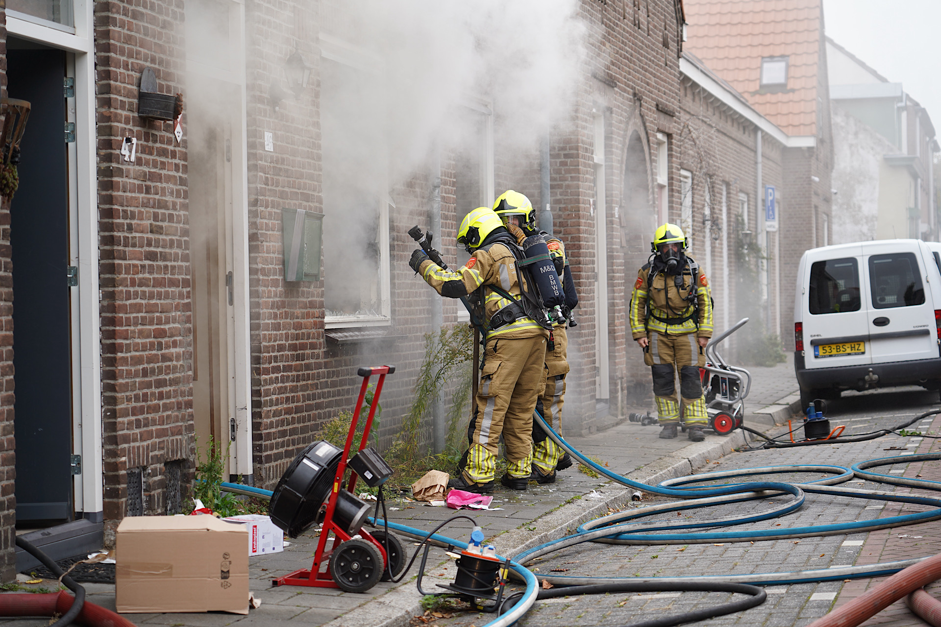 Woning brandt volledig uit, brandweer ontruimt naastgelegen huizen