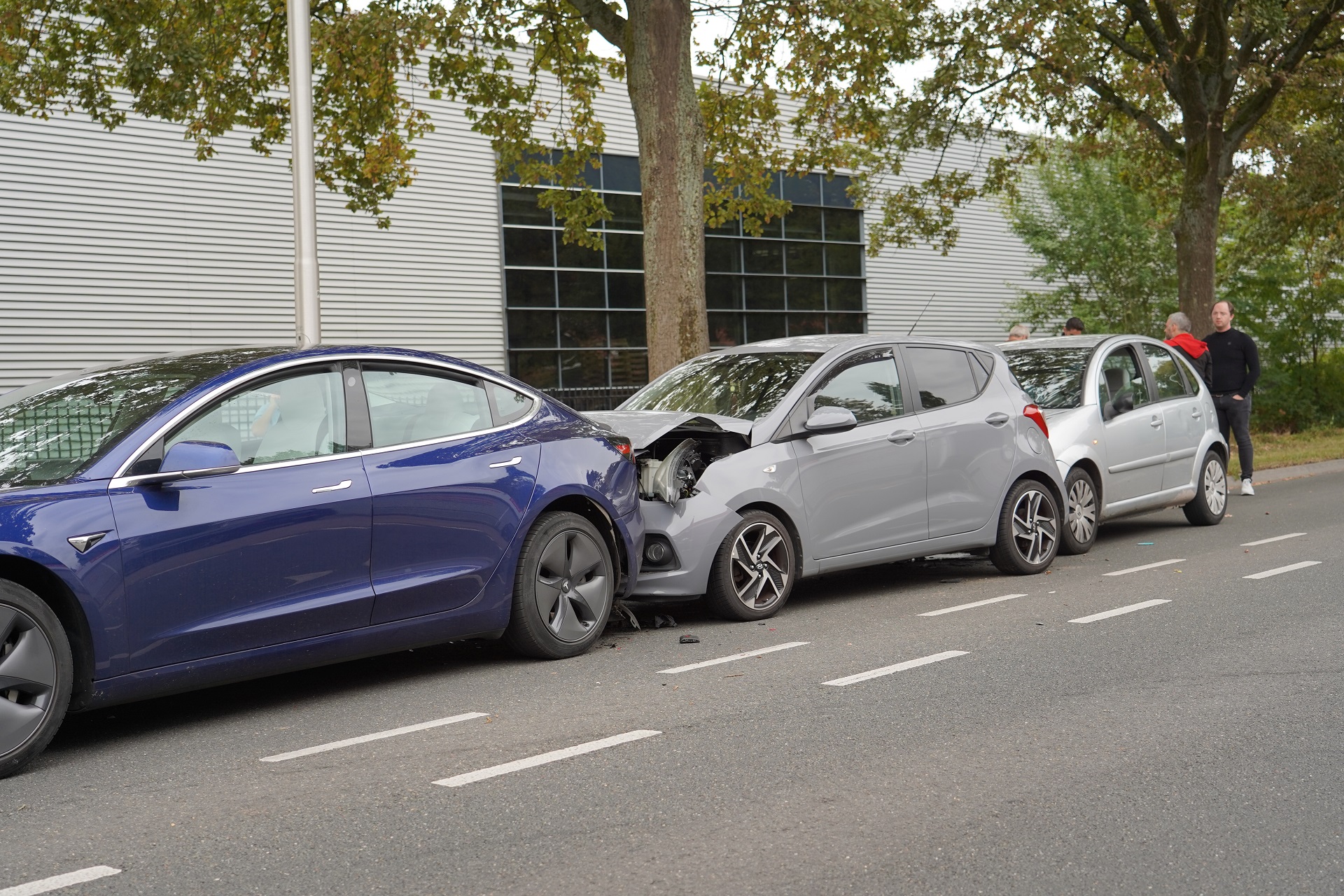 Gewonde bij kop-staartbotsing tussen drie auto’s
