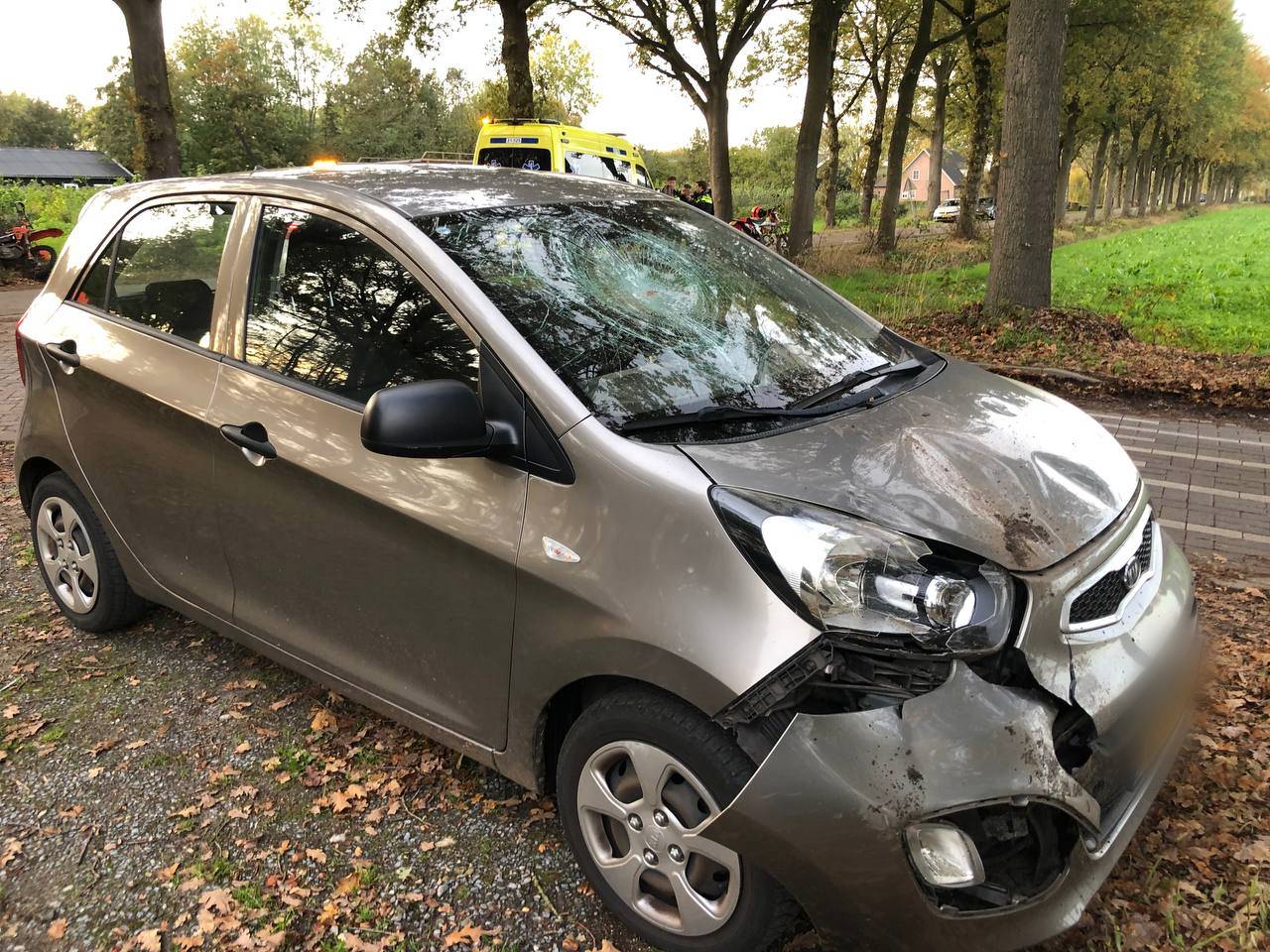 Motorrijder in ambulance na aanrijding met auto op kruising