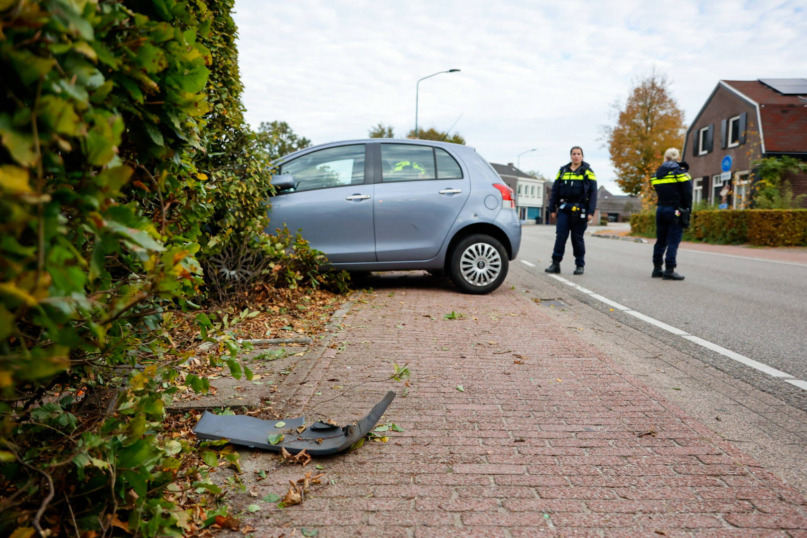 Automobiliste gewond na eenzijdig ongeval, auto belandt in tuin