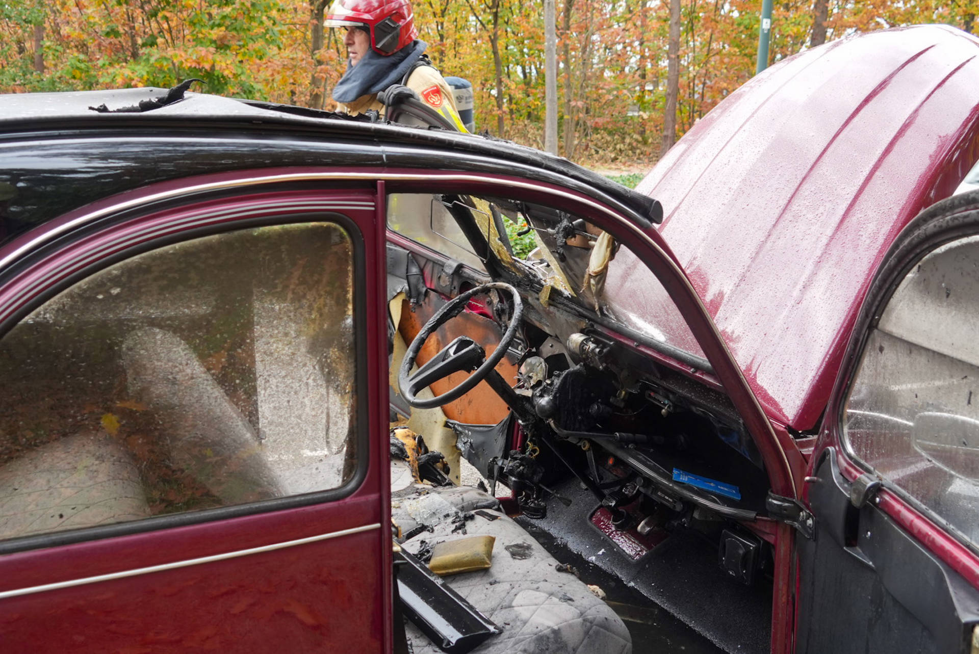 Oldtimer vliegt in brand tijdens rit, bestuurder weet op tijd te ontsnappen