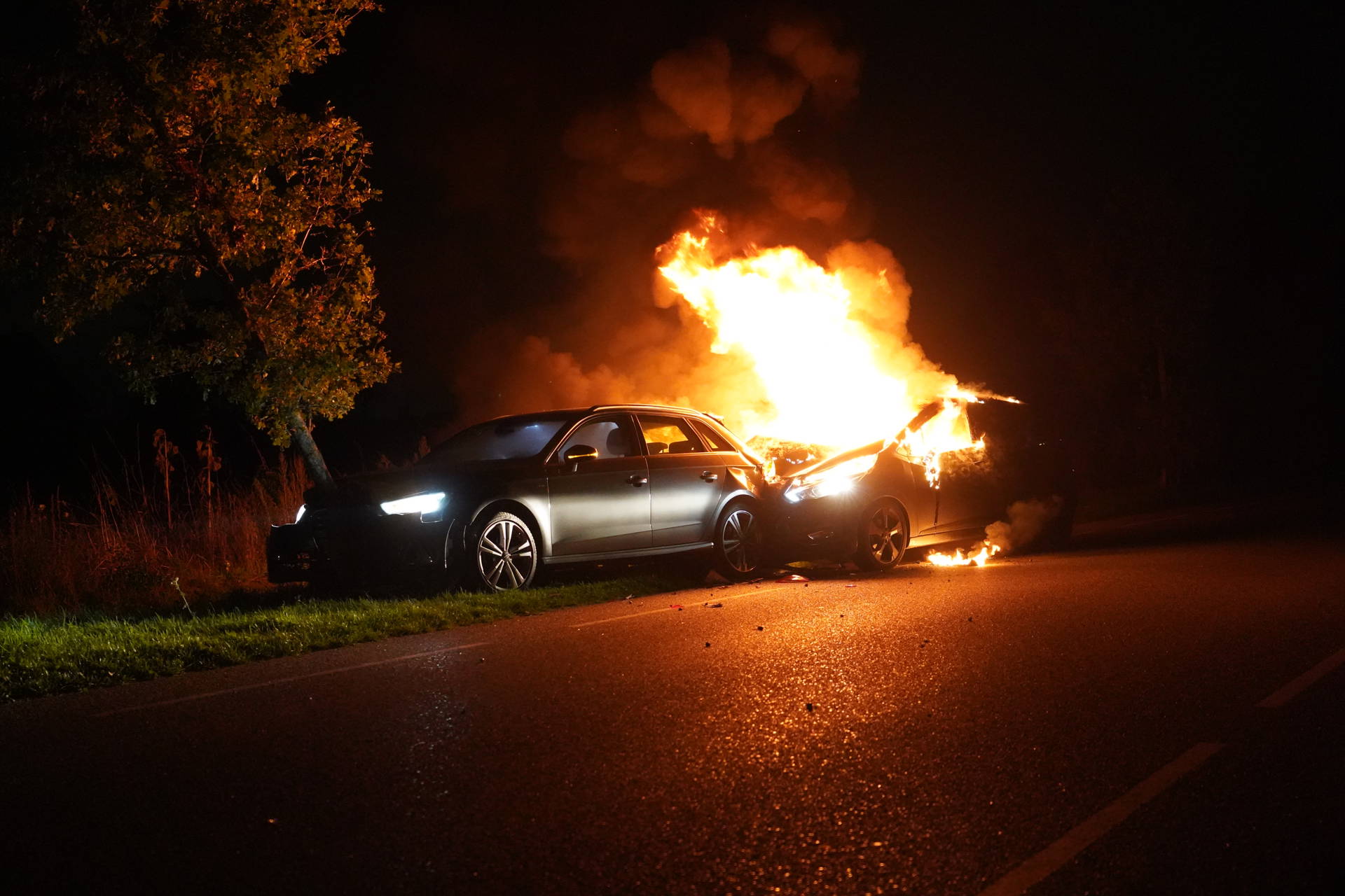Auto vliegt in brand na botsing tegen auto met pech