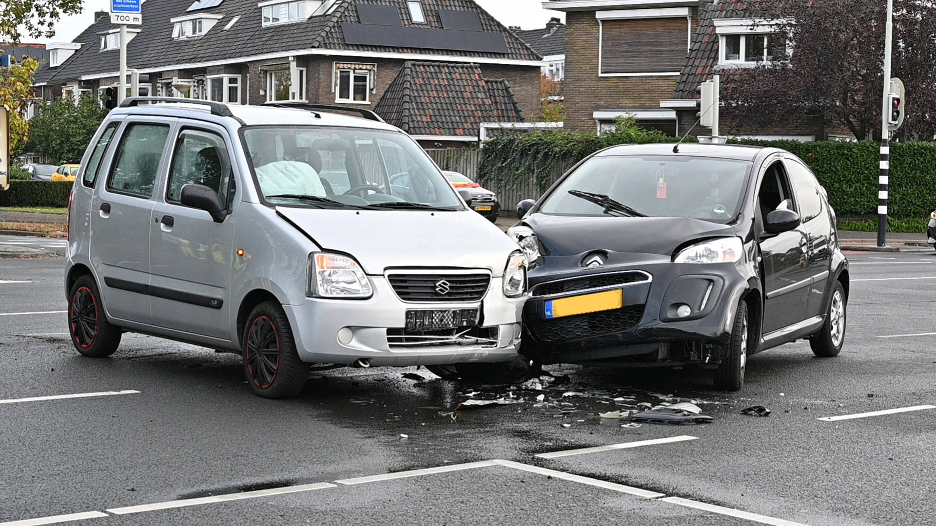 Twee auto’s botsen op kruispunt