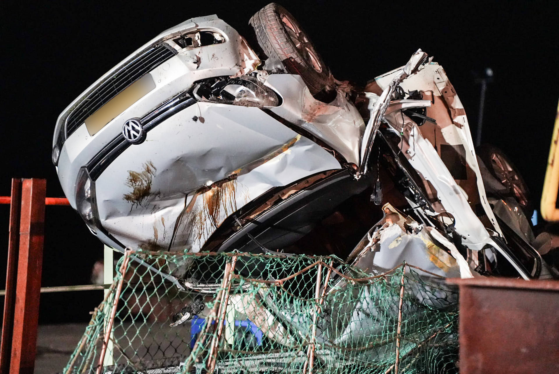 Twee zwaargewonden bij bizarre crash