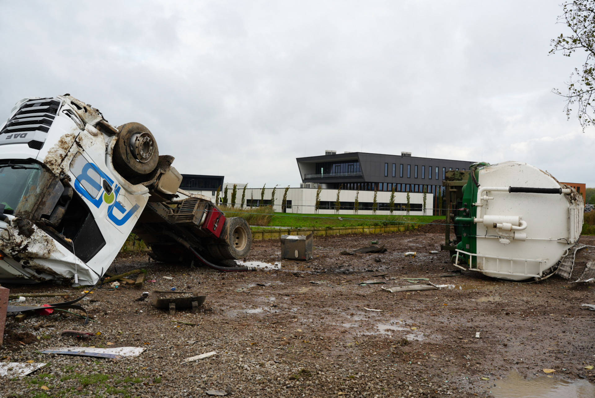 Vrachtwagen met tarwe kantelt, chauffeur naar ziekenhuis vervoerd