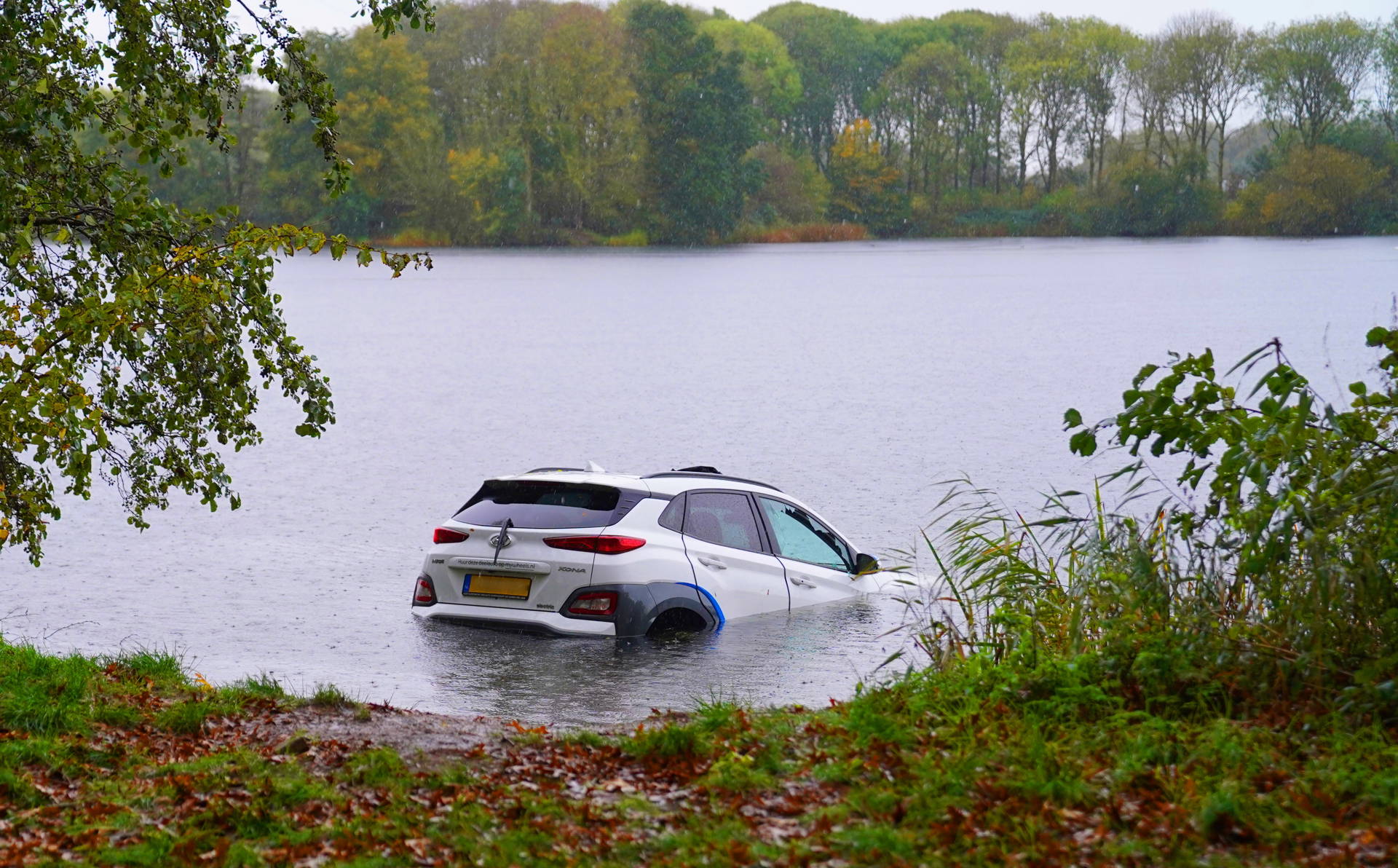 Automobilist onder invloed ramt busje, bekogelt eigenaar en rijdt water in