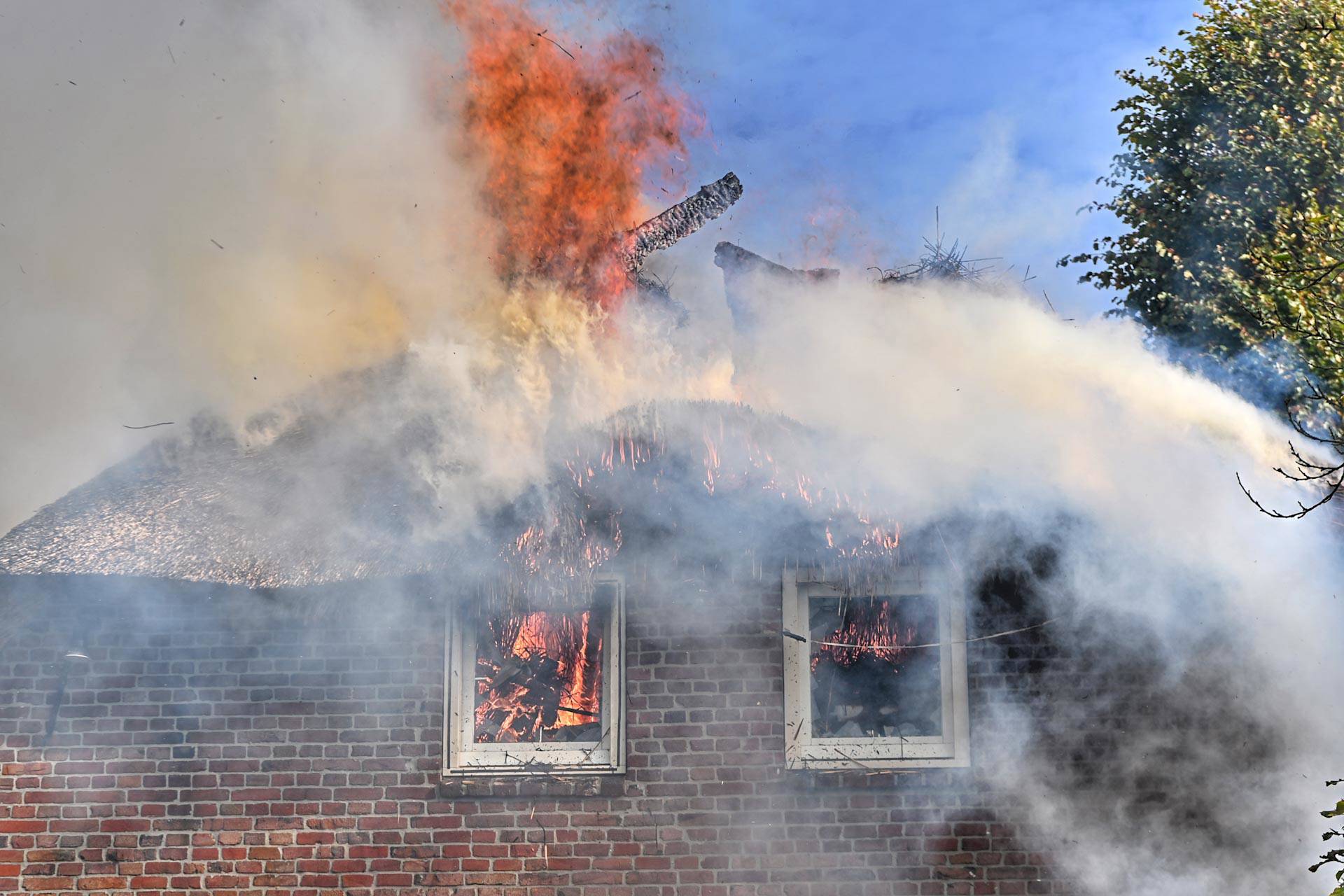 Rieten kap brandt volledig af bij woningbrand