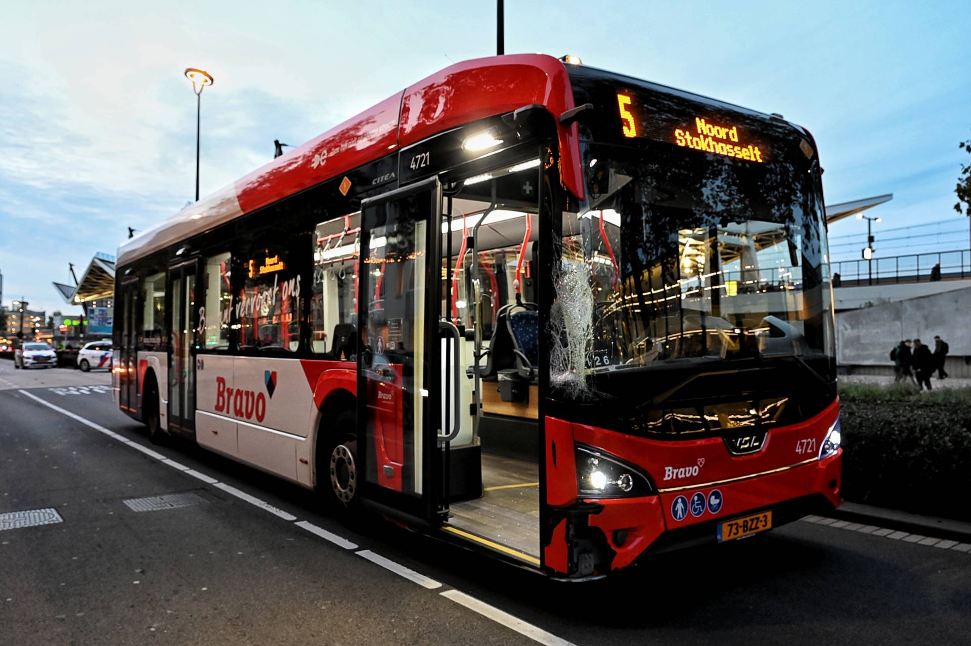 Fietser gewond bij aanrijding met bus op, weg afgesloten