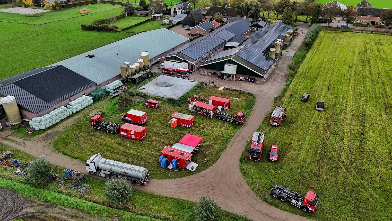 Vloer varkensstal ingestort, 22 varkens  uit mestput gered