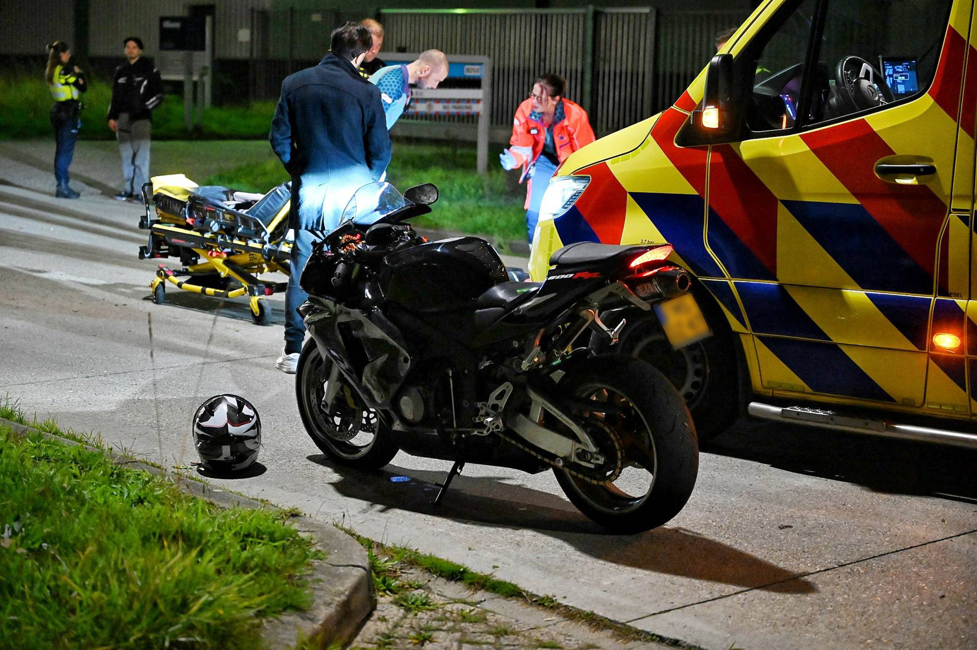 Motorrijder zonder rijbewijs raakt gewond bij val op industrieterrein